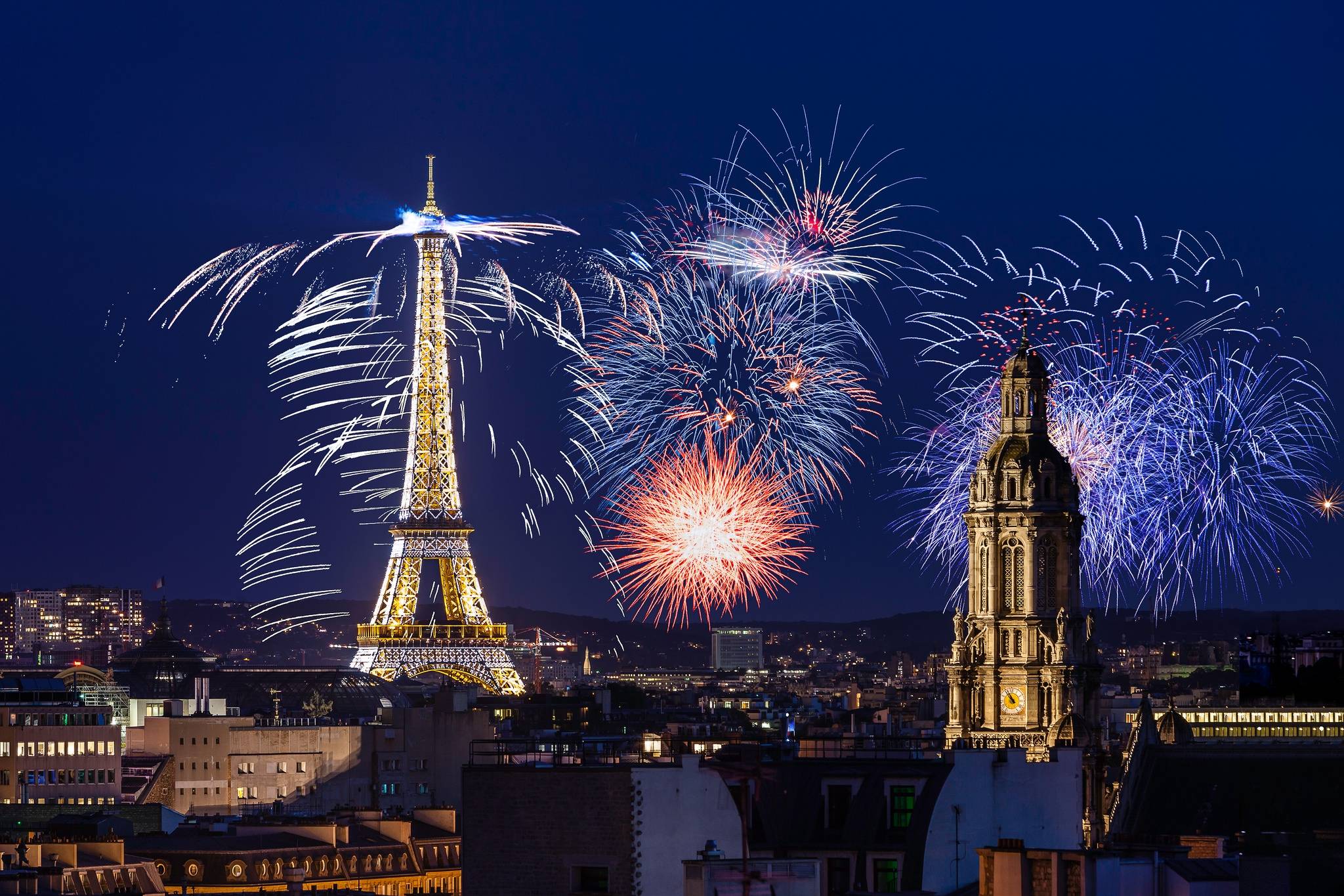 Wallpapers salute Eiffel Tower city on the desktop