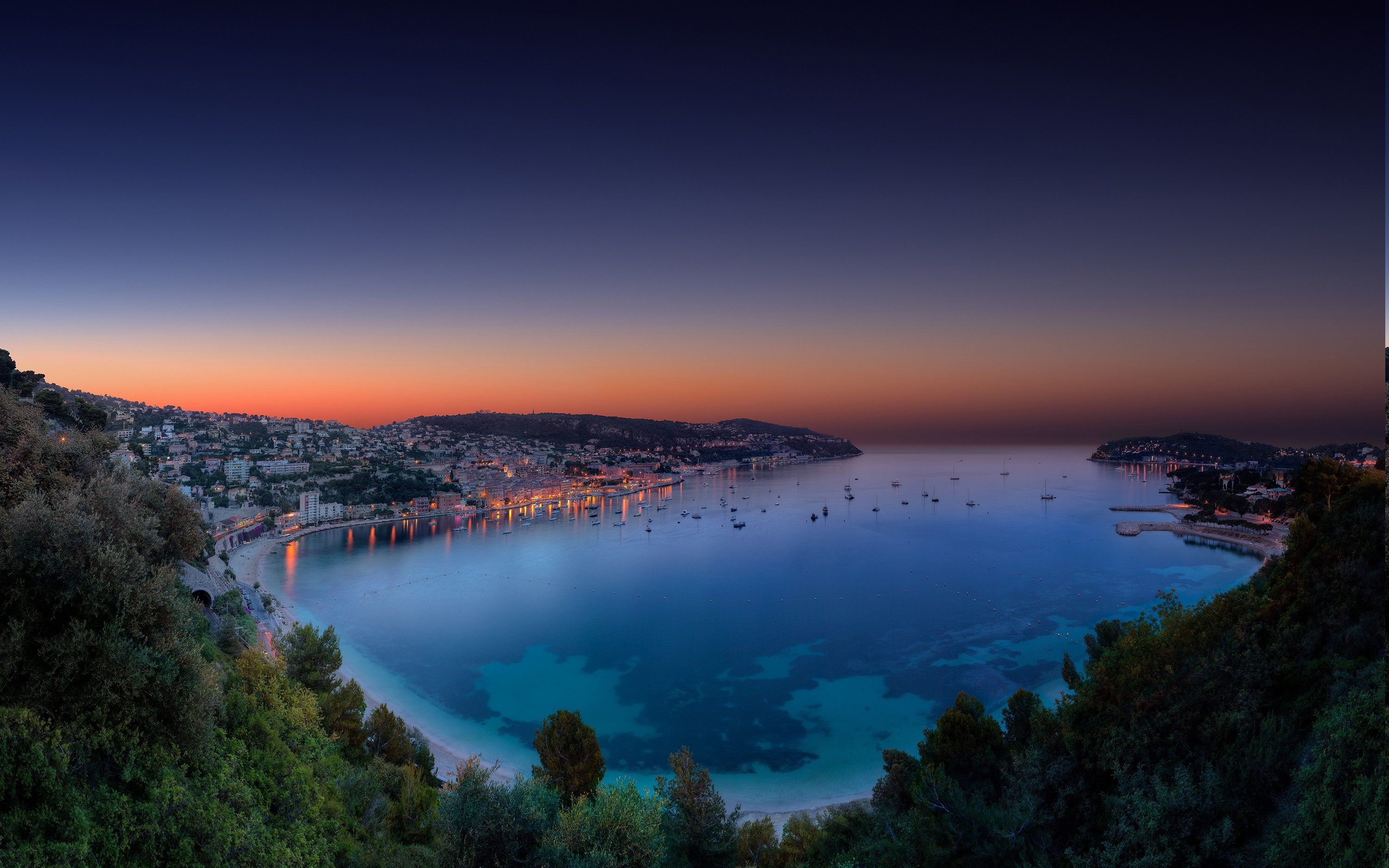 Панорама залива Вильфранш в сумерках