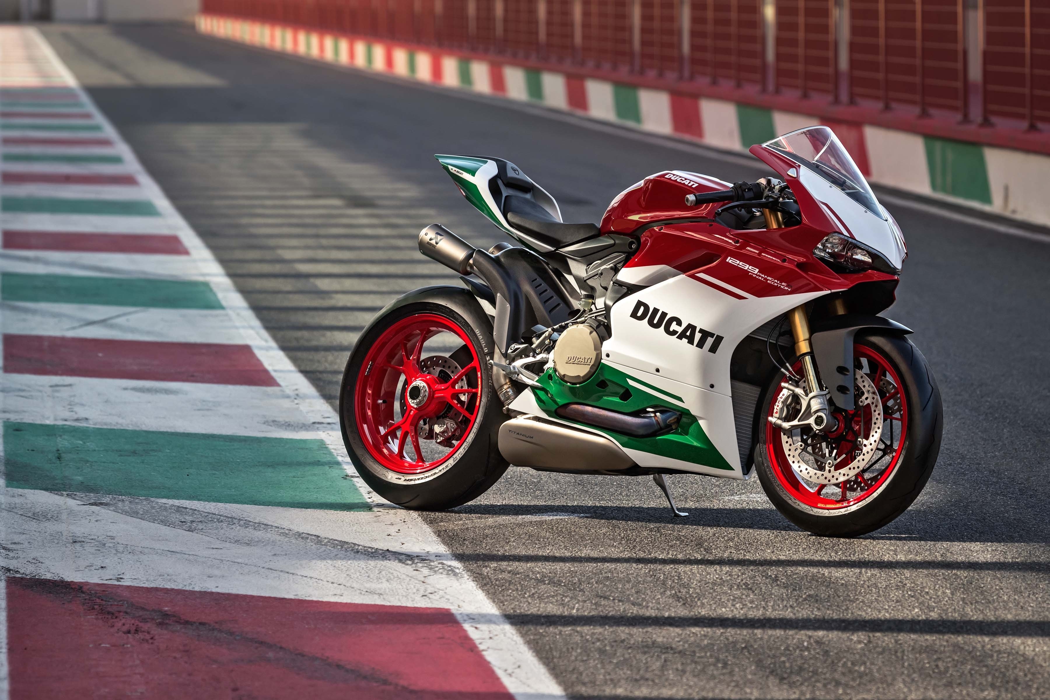 Бесплатное фото Обои ducati 1299 panigale r final edition в красно-белом цвете