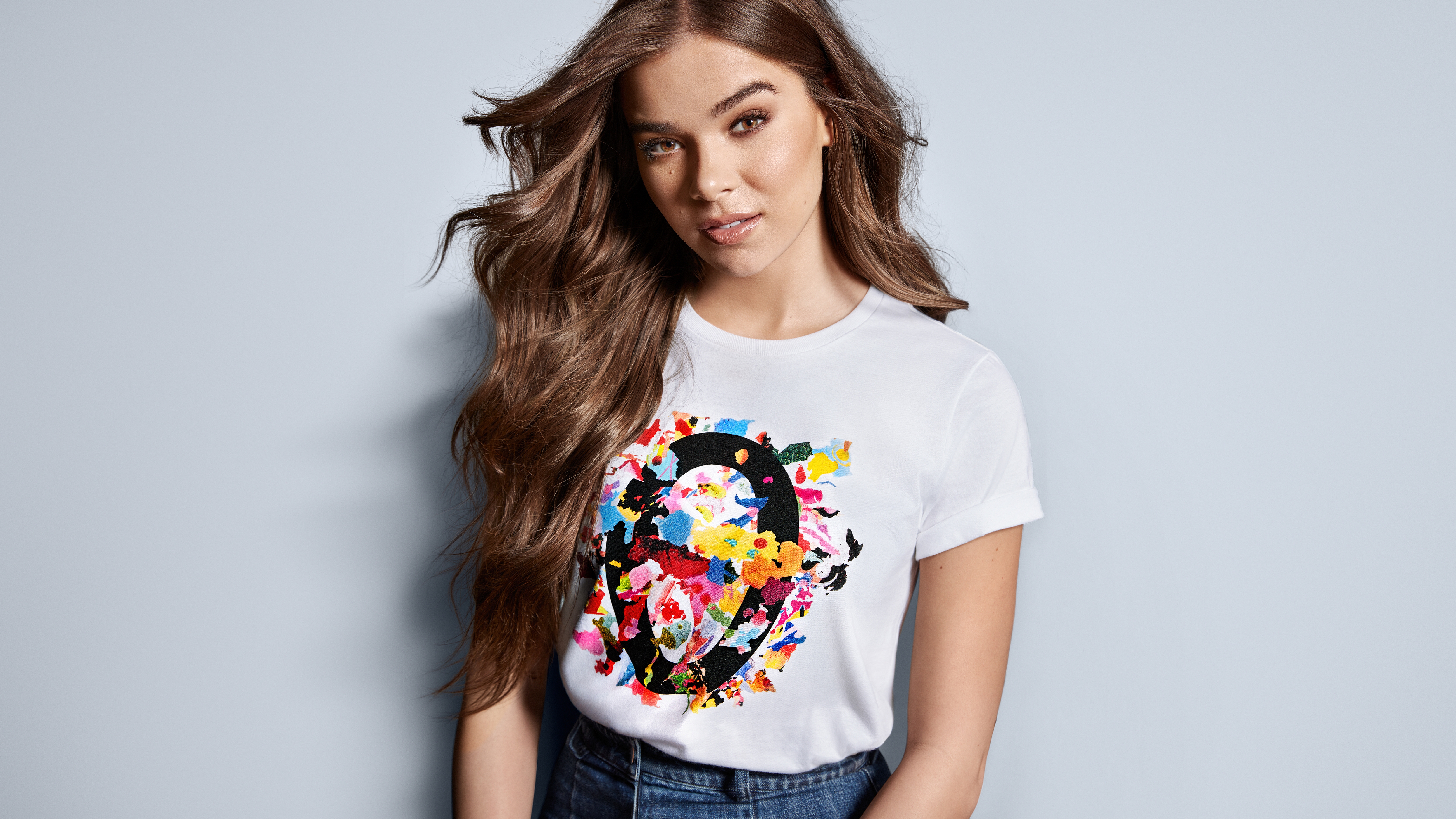 Free photo Hailee Steinfeld in a white T-shirt.