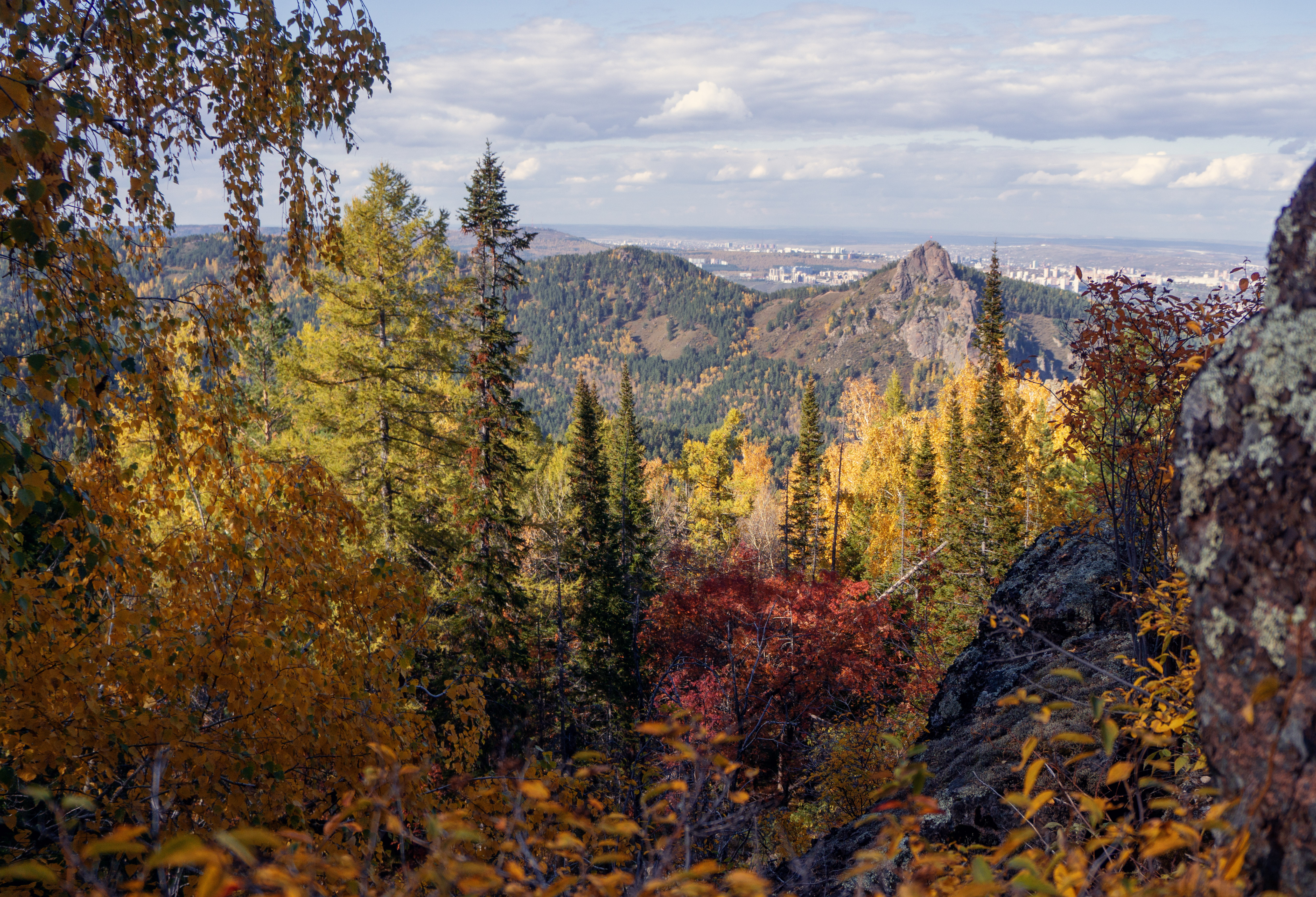 Бесплатное фото Вид на город с выстоты гор