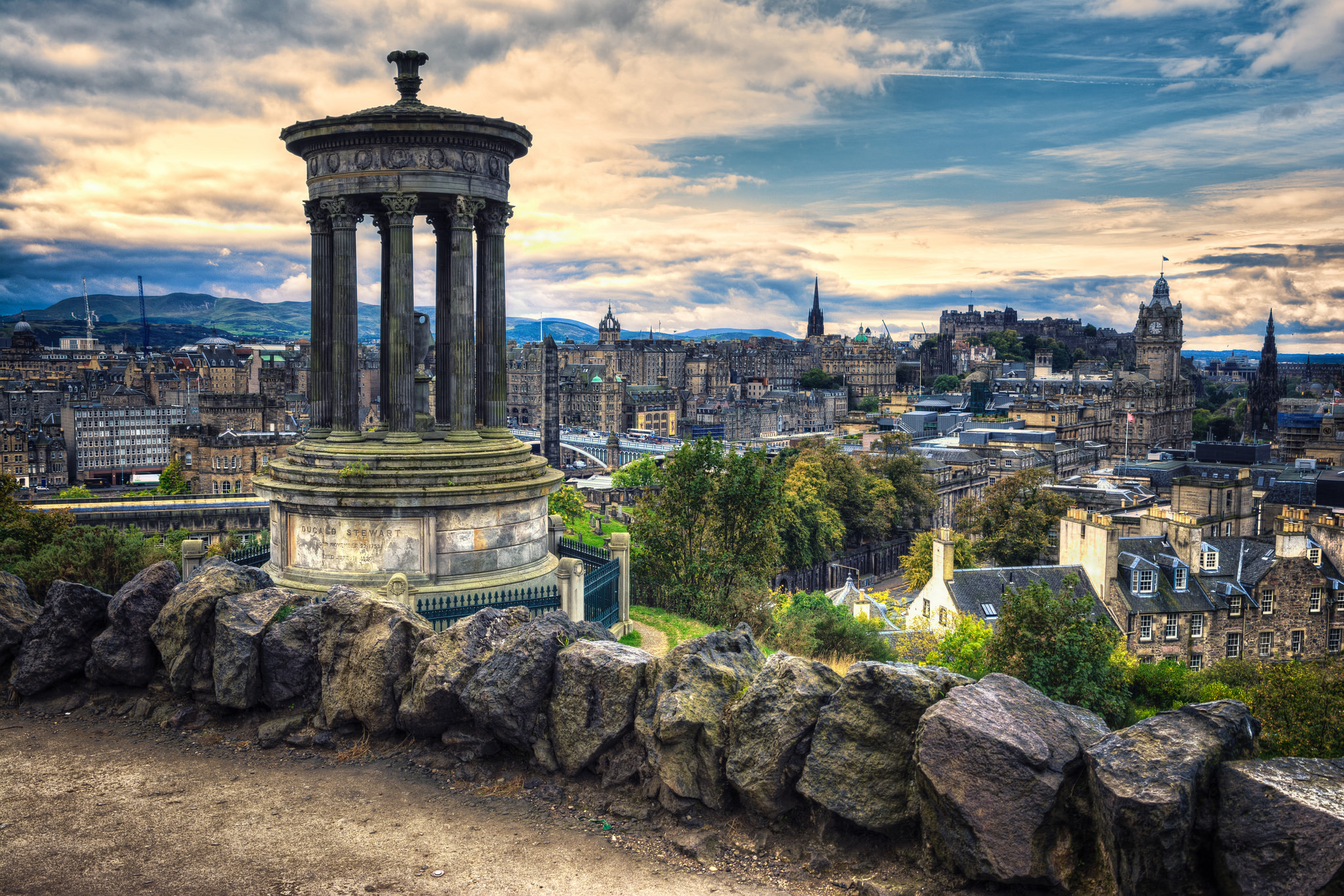 Обои Calton Hill холм в центре города Эдинбург Шотландия на рабочий стол