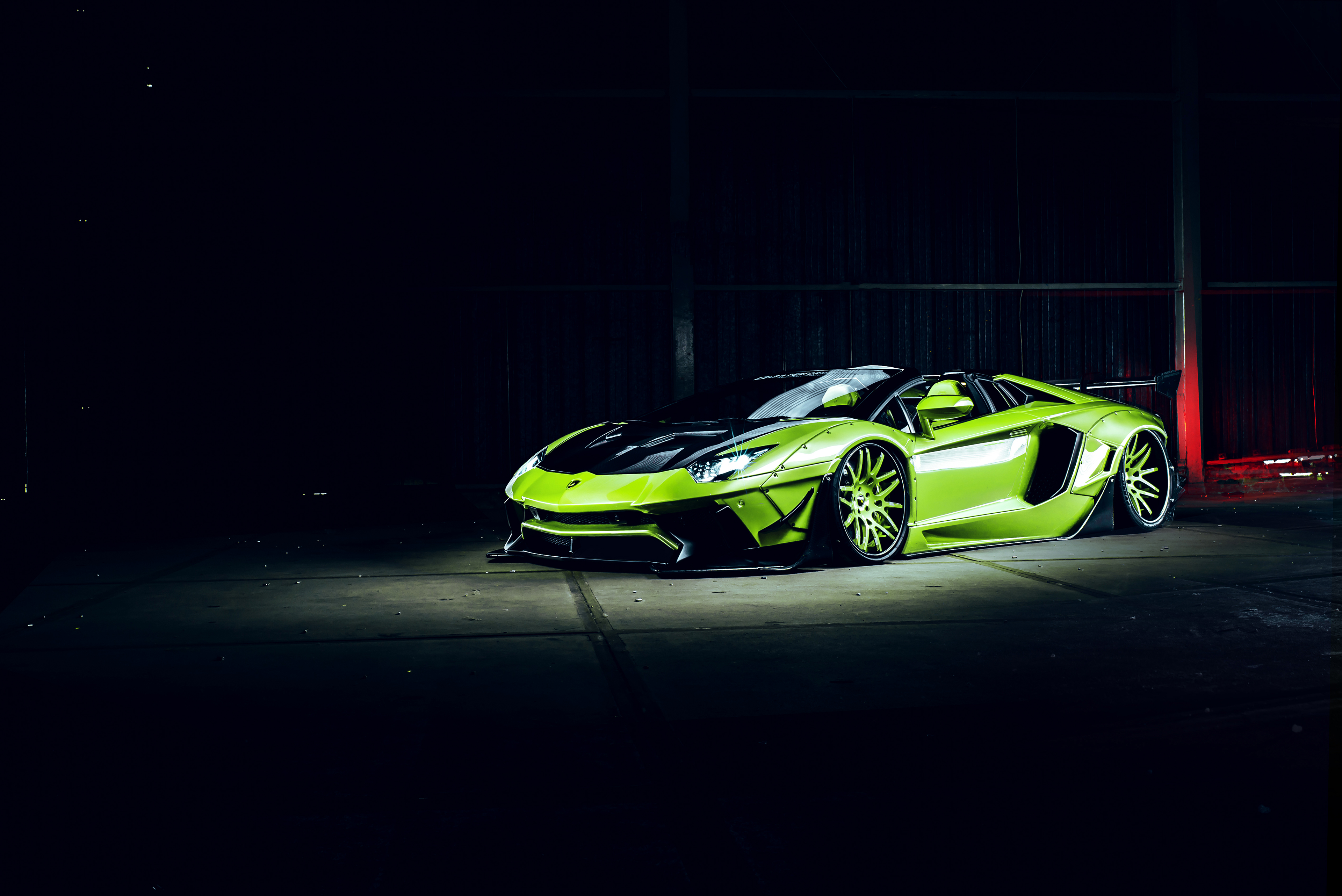 Free photo Lamborghini Huracan convertible in green.