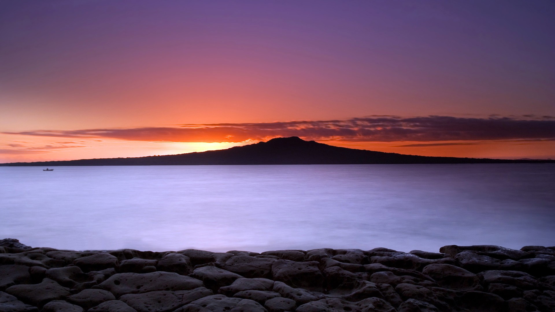 Free photo View from the lakeshore overlooking the sunset