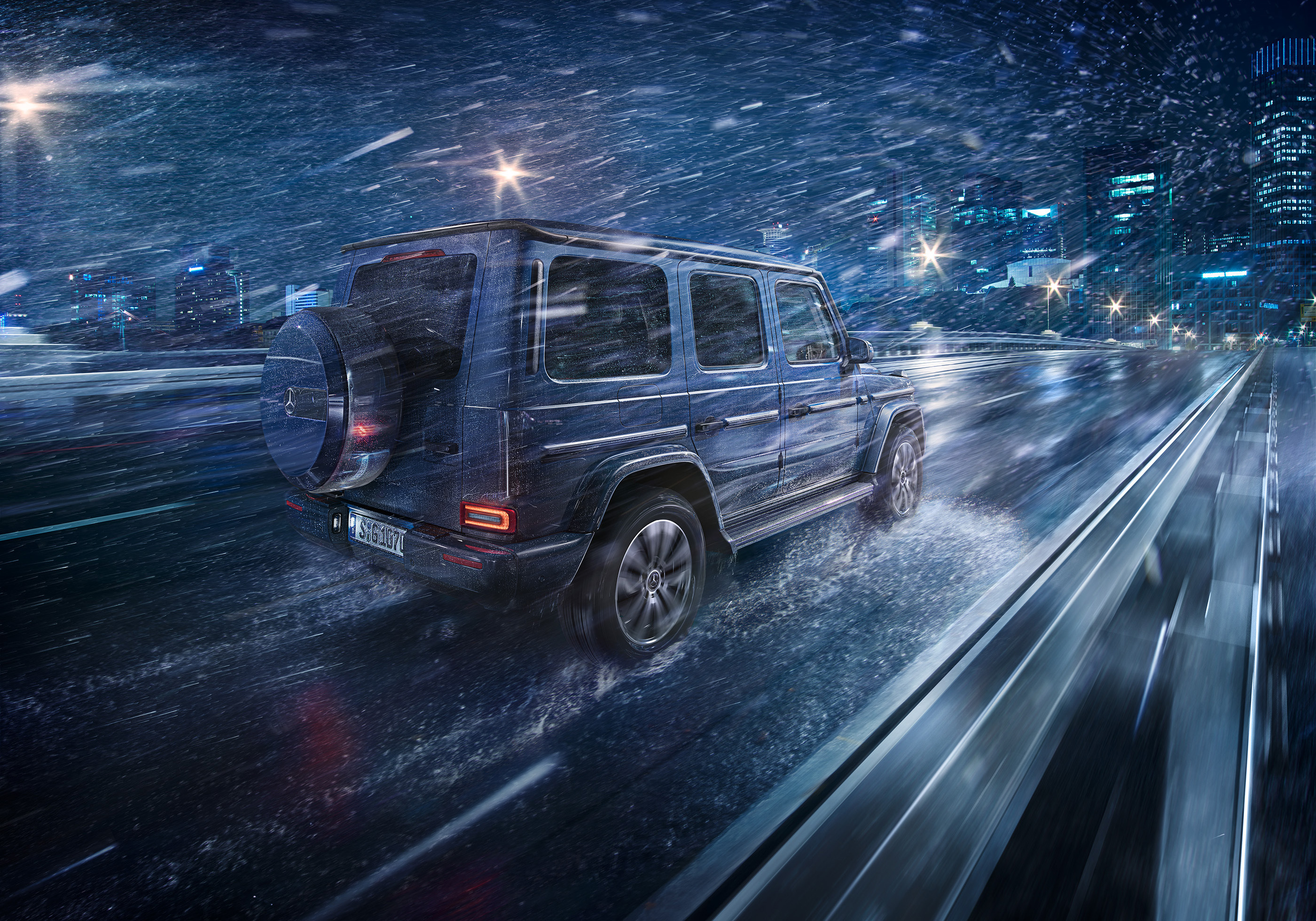 Free photo Mercedes-Benz G-Class driving at night in rainy weather
