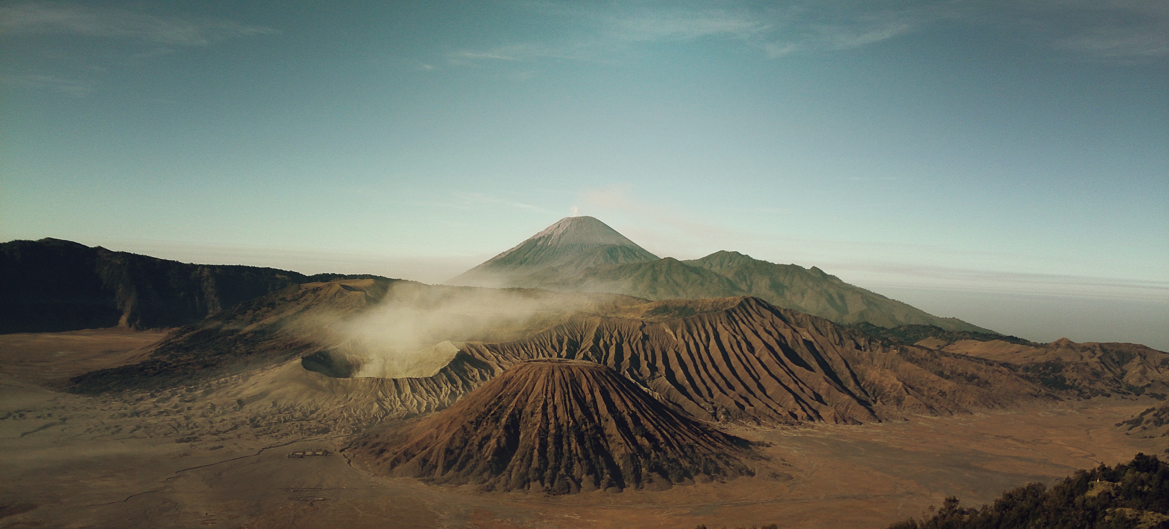 免费照片从火山附近的陨石上看赤道