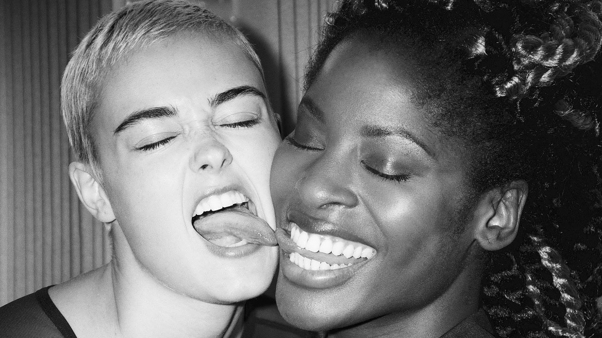Бесплатное фото Модели Jessica Yupele и Stefania Ferrario в комнате эпизод второй