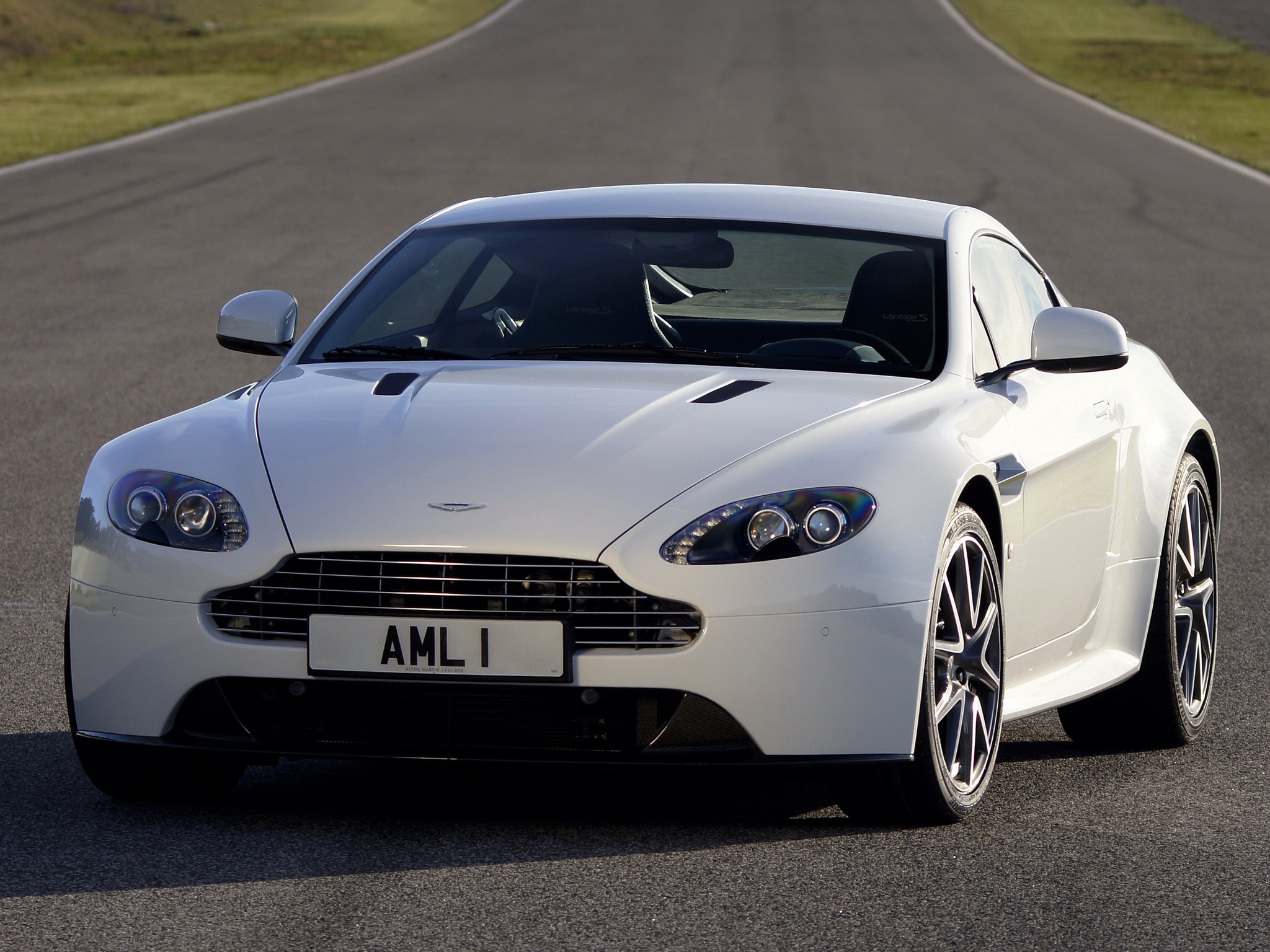 Wallpapers a sports car auto aston martin v8 on the desktop