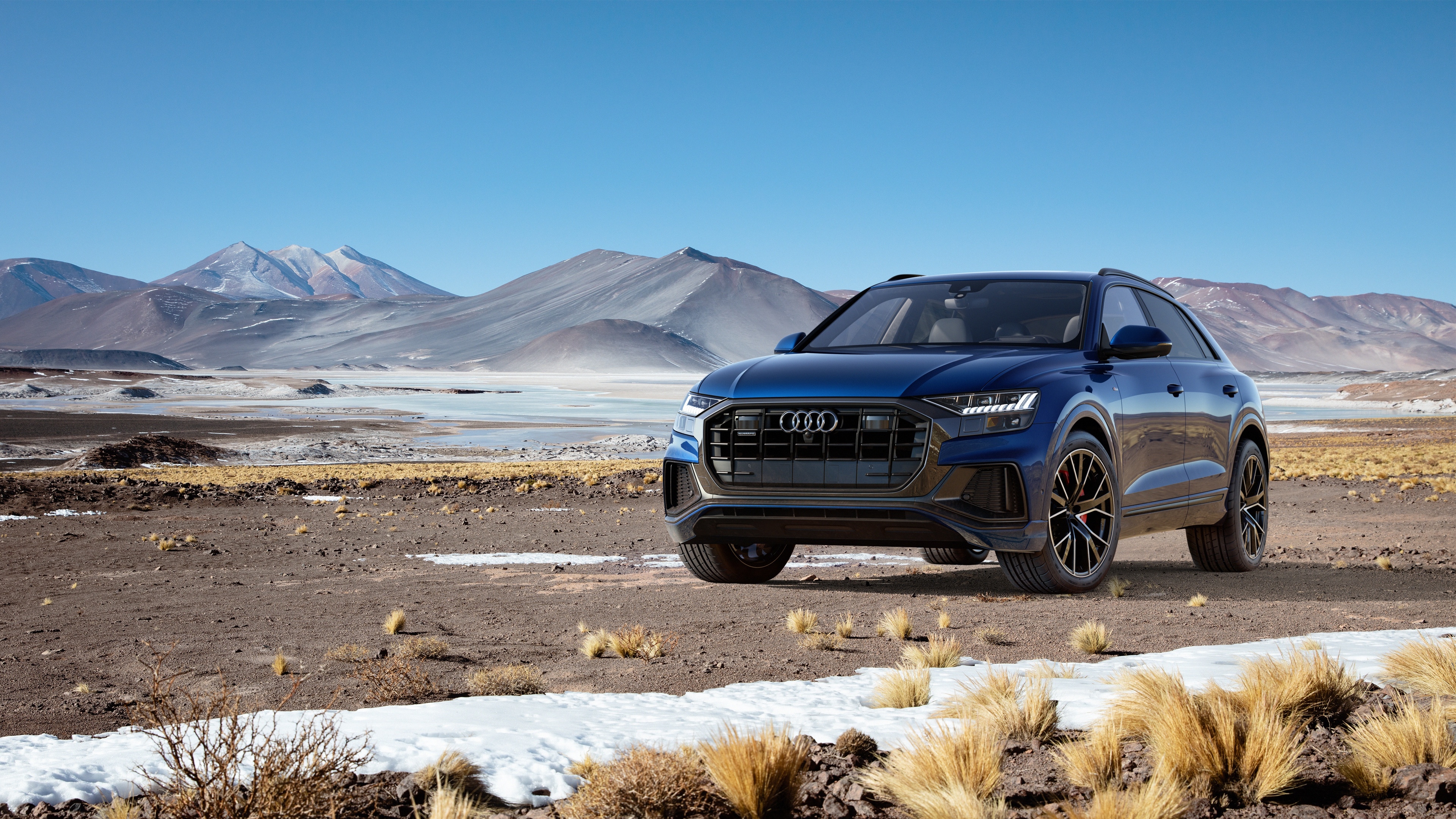 Обои черный горы Audi Q8 на рабочий стол