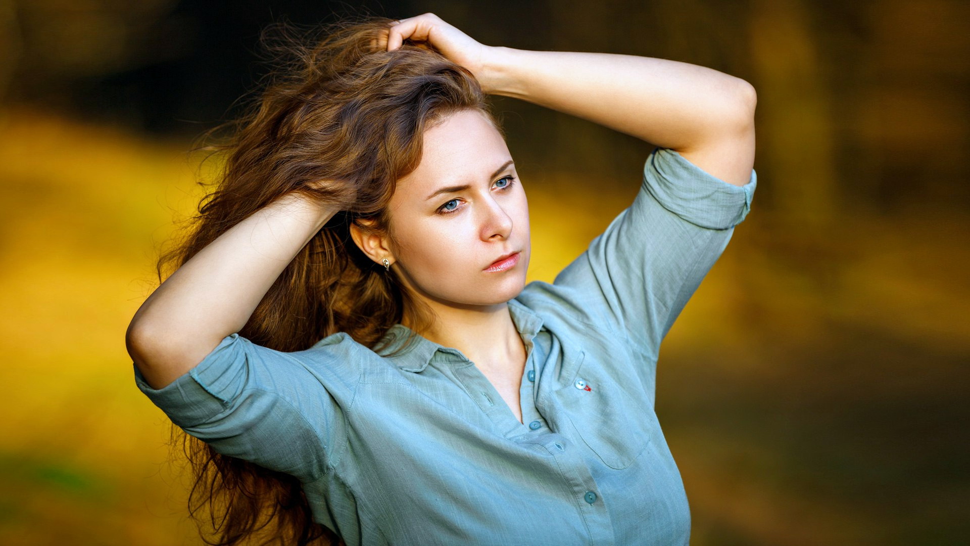 Free photo The brown-haired girl in the shirt