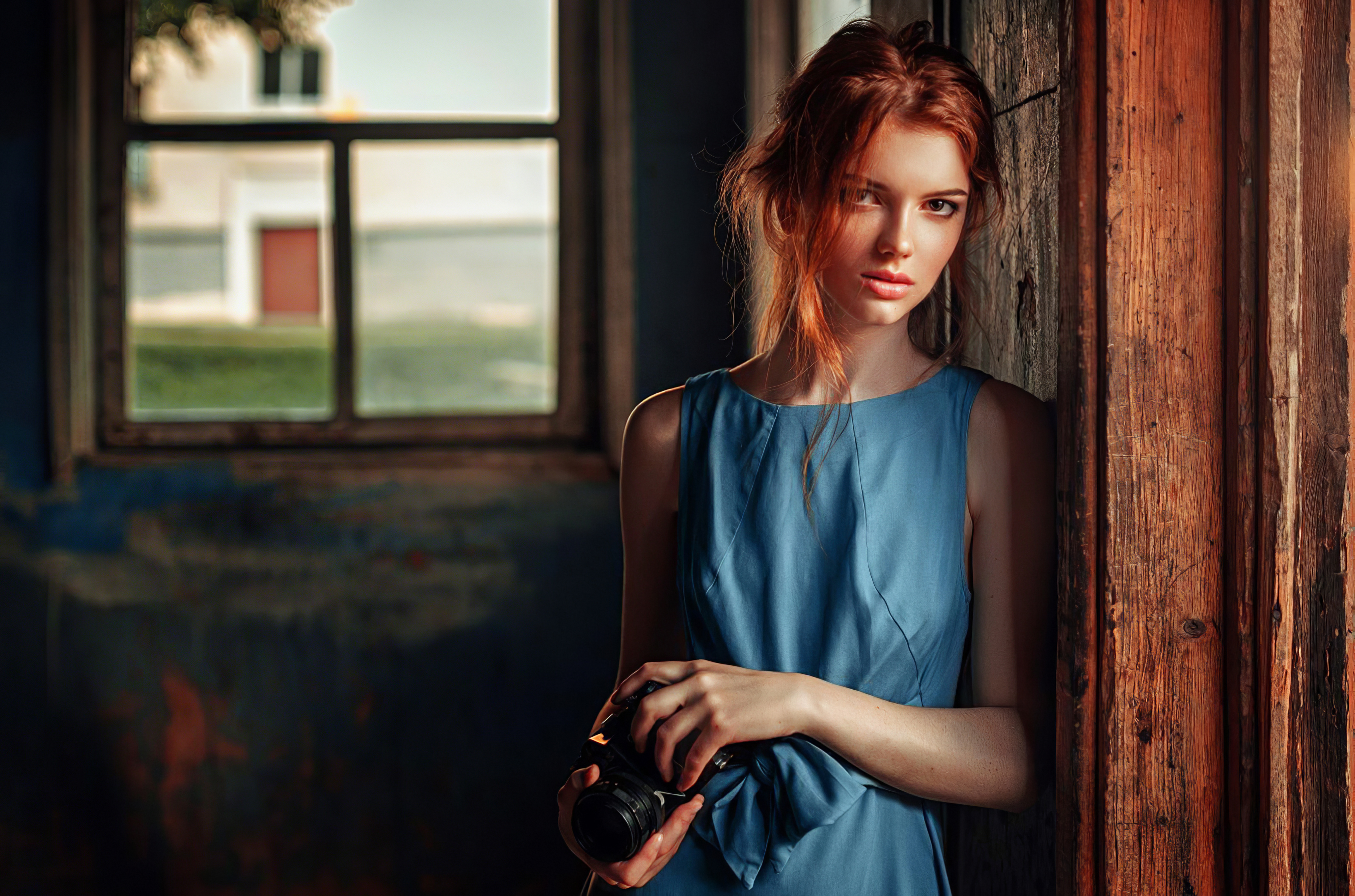 Free photo Redheaded girl with a camera