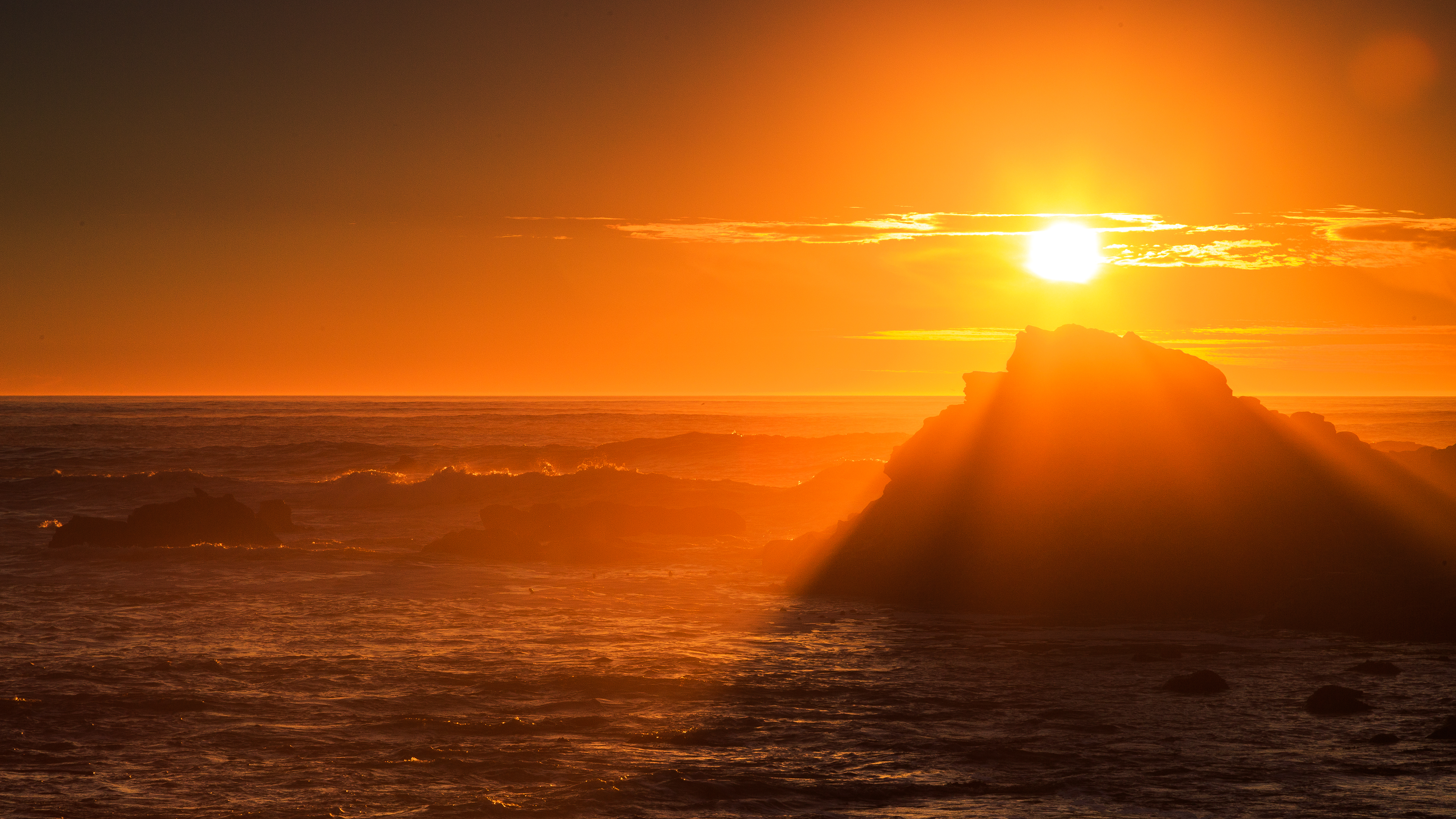 Free photo Red sunset on the sea cliffs