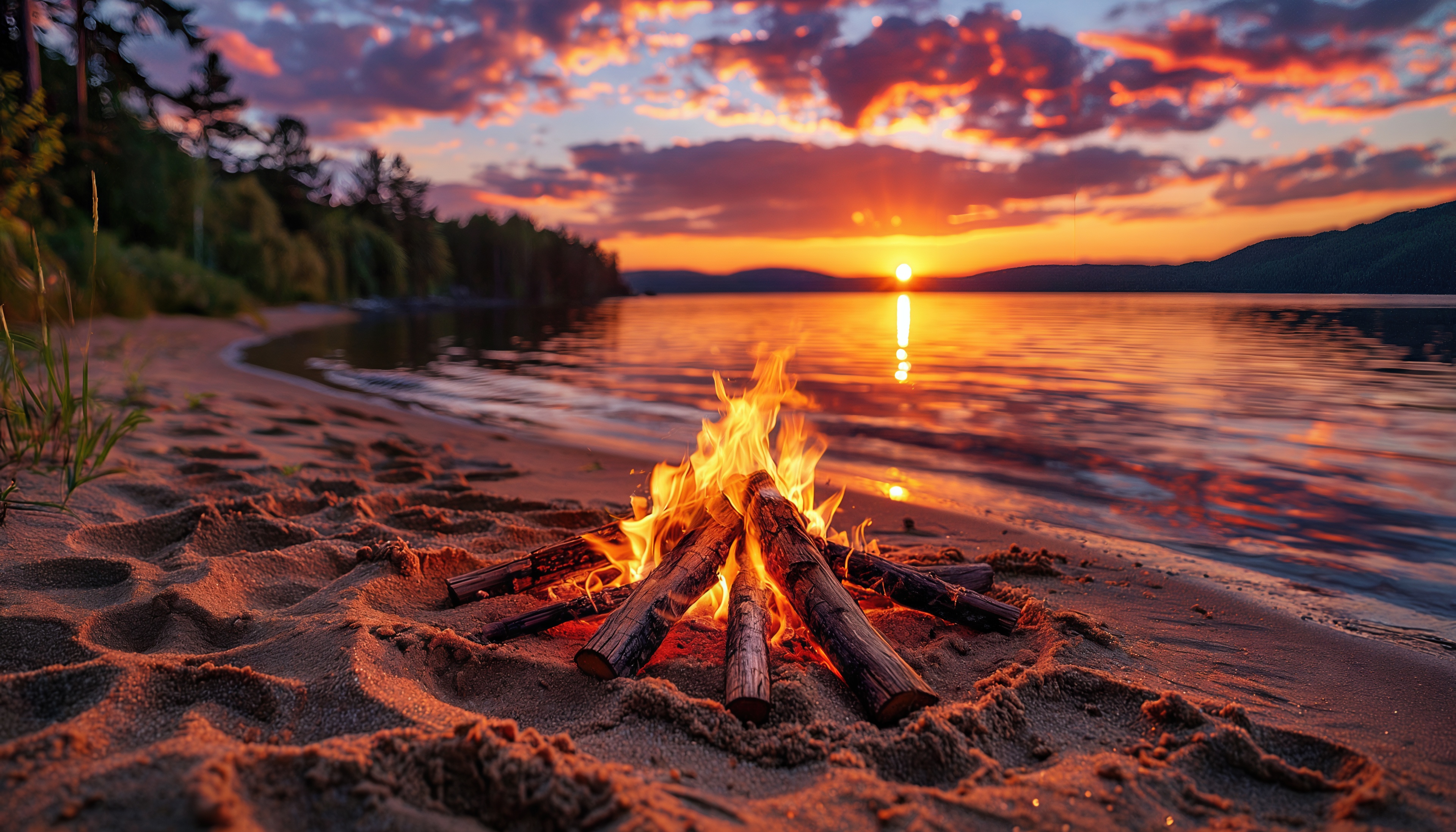 Бесплатное фото Закат окрасил небо, а костёр согревает берег.