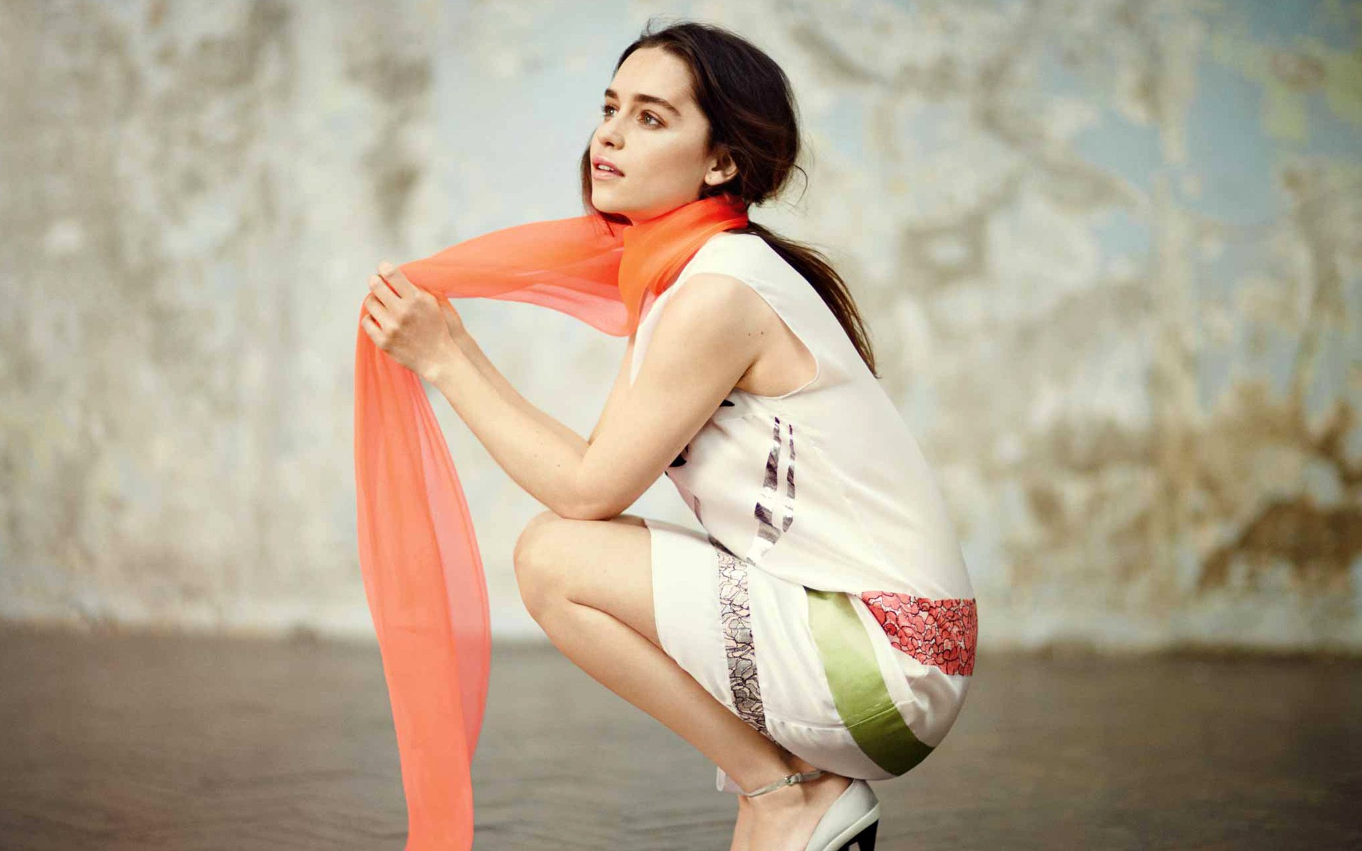 Free photo Emilia Clarke in a white dress with an orange scarf