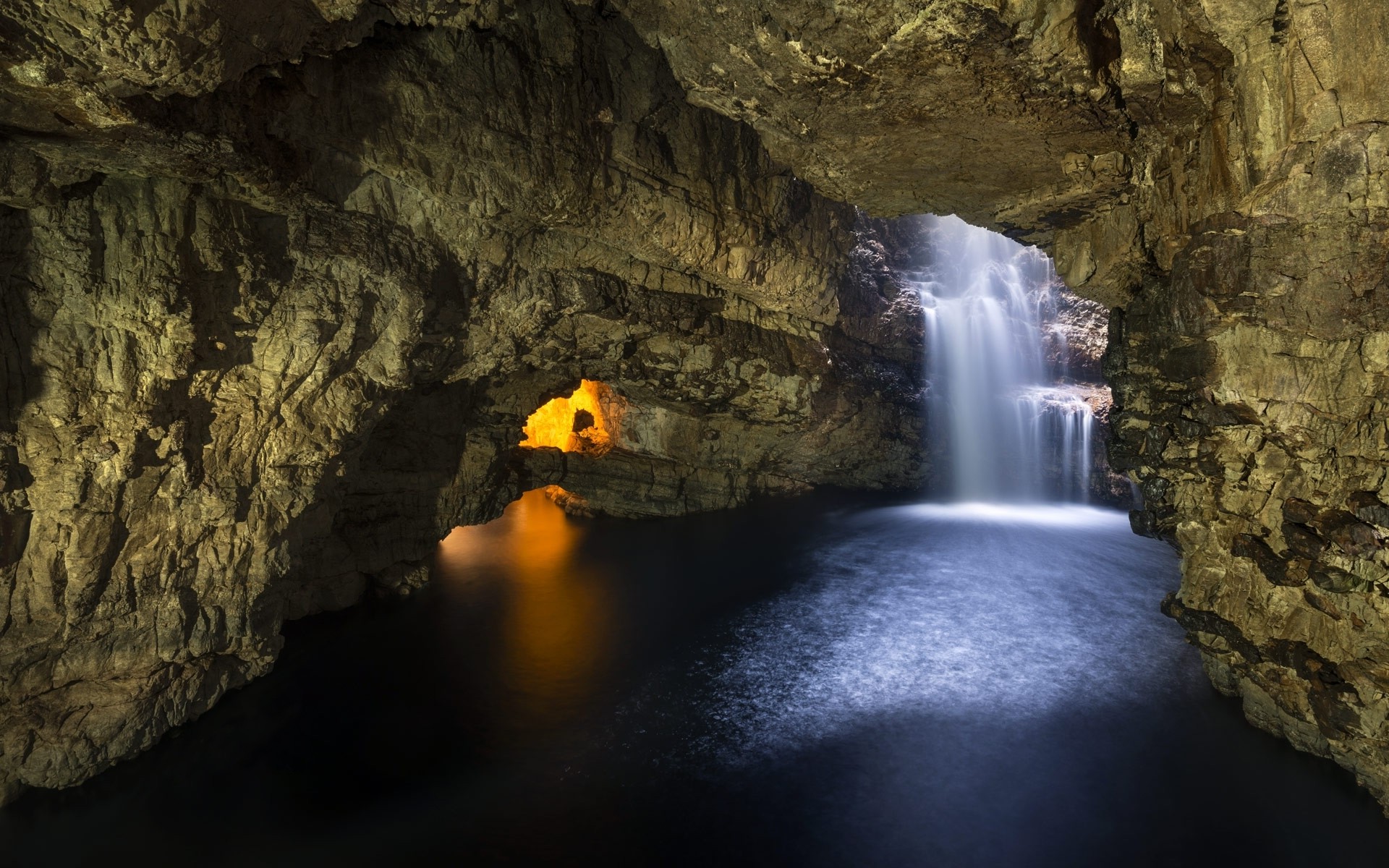 Free photo A waterfall in a flooded cave