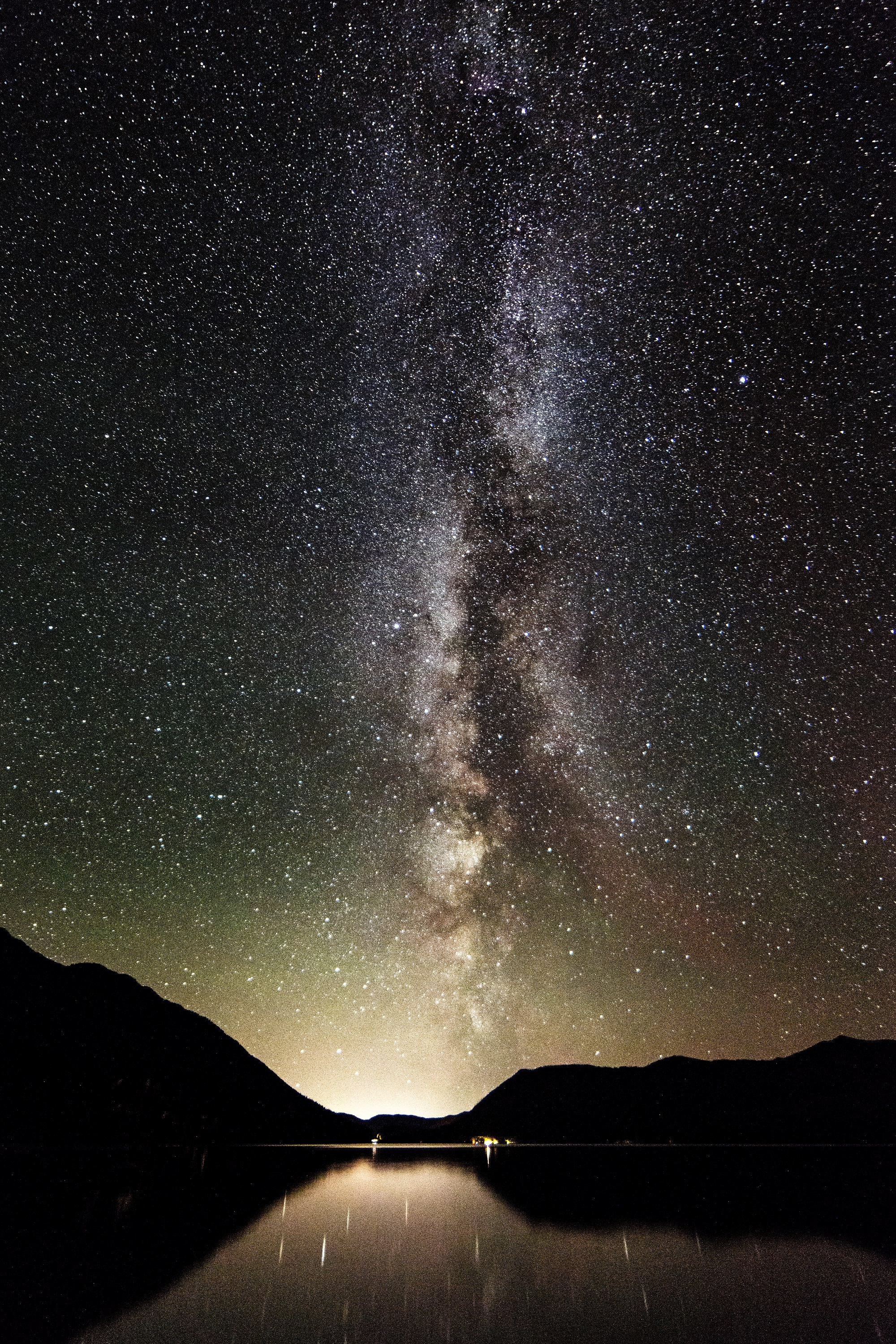 Free photo The starry sky is reflected on the lake