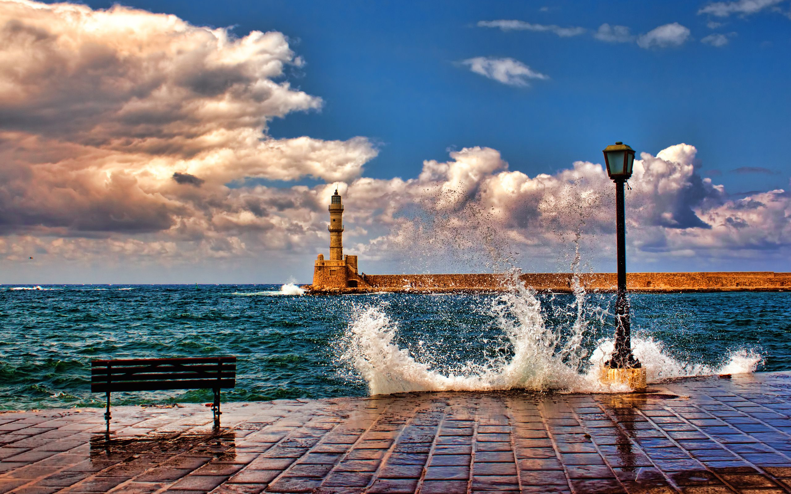 Free photo Seaside sidewalk overlooking the lighthouse