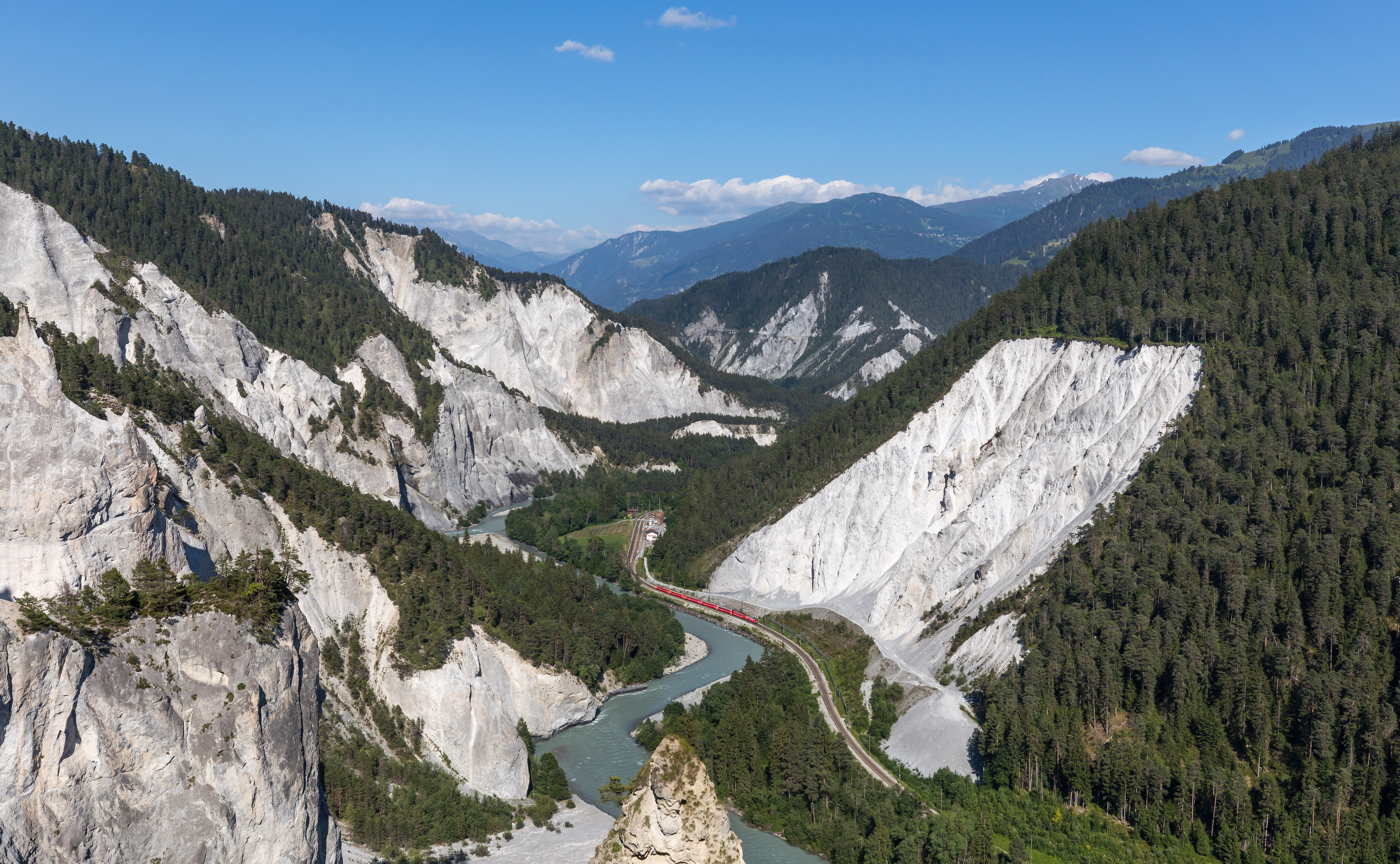 Обои train RegioExpress Ruinaulta canyon на рабочий стол