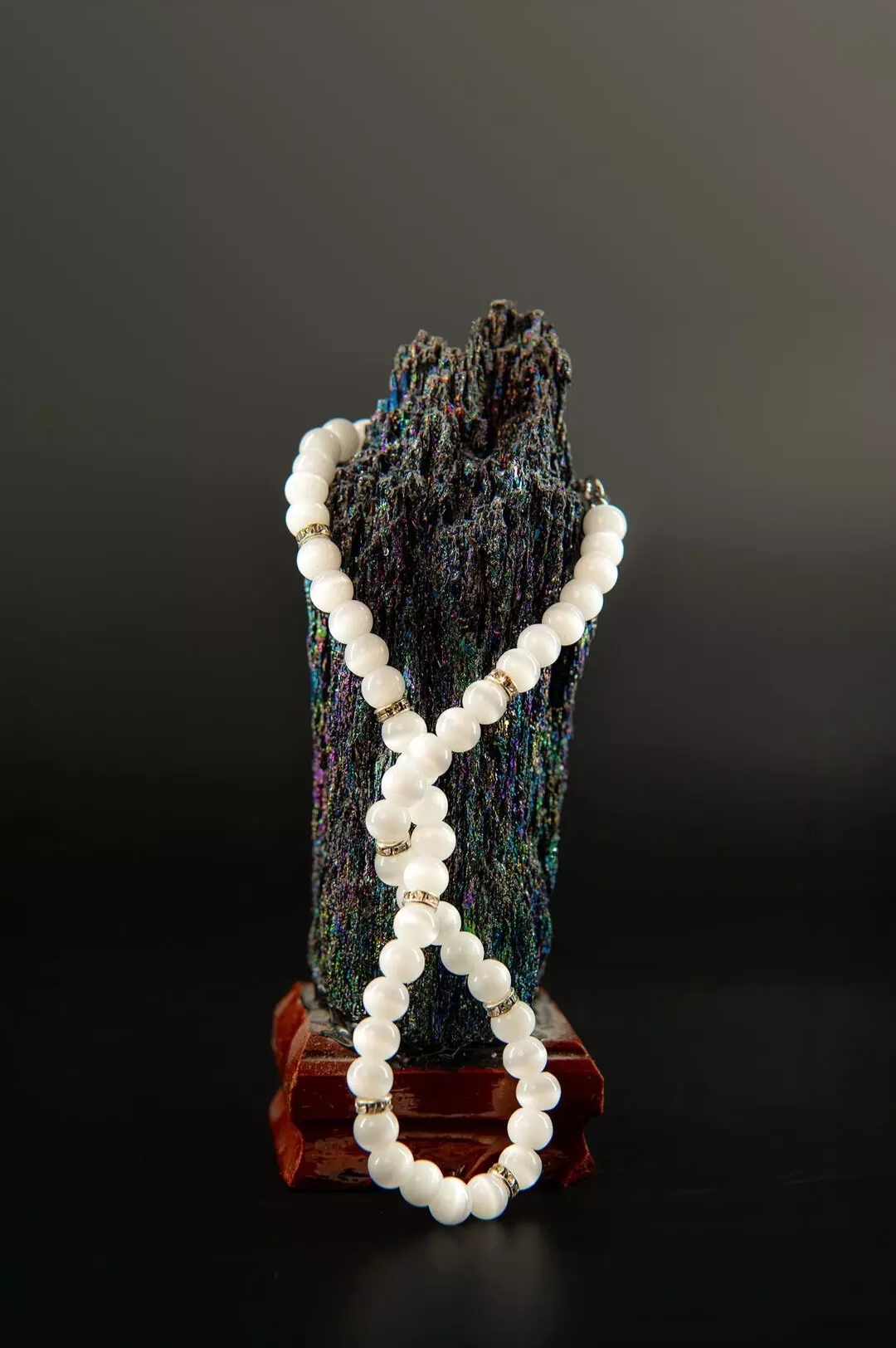 Free photo Necklace made of white natural stone on a carborundum crystal