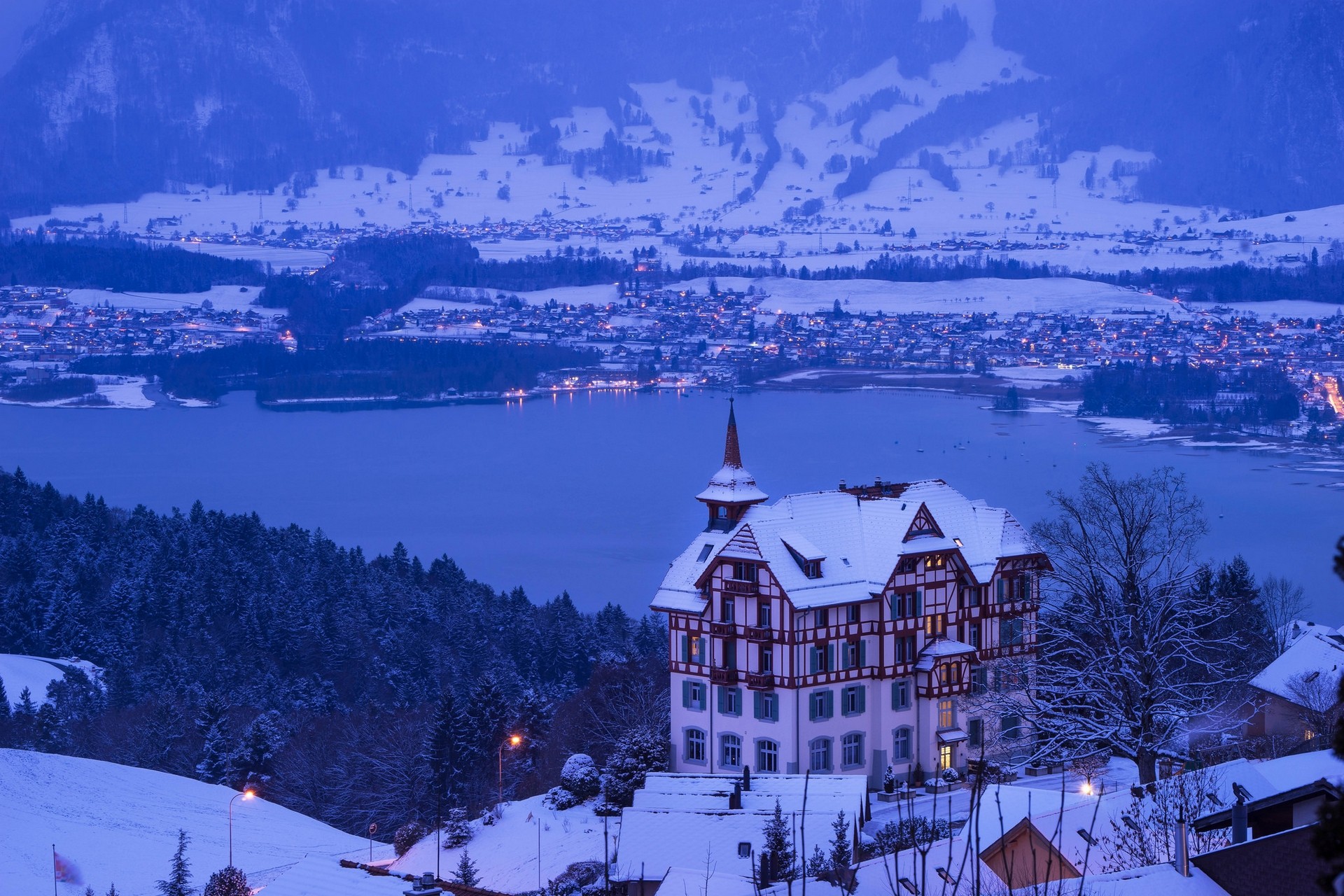 冬季瑞士的一座大宅