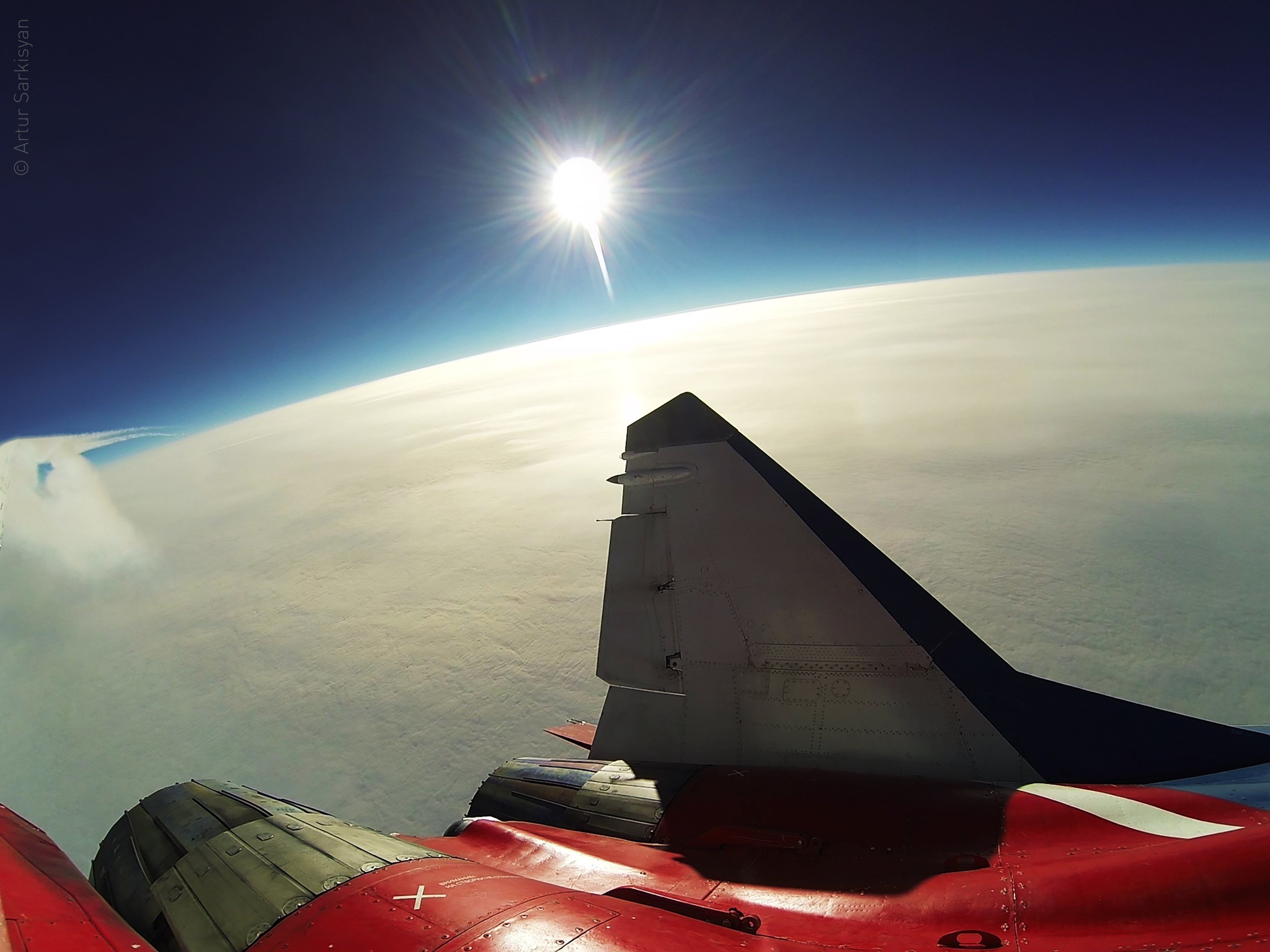 免费照片战斗机在天空中的太阳的背景下