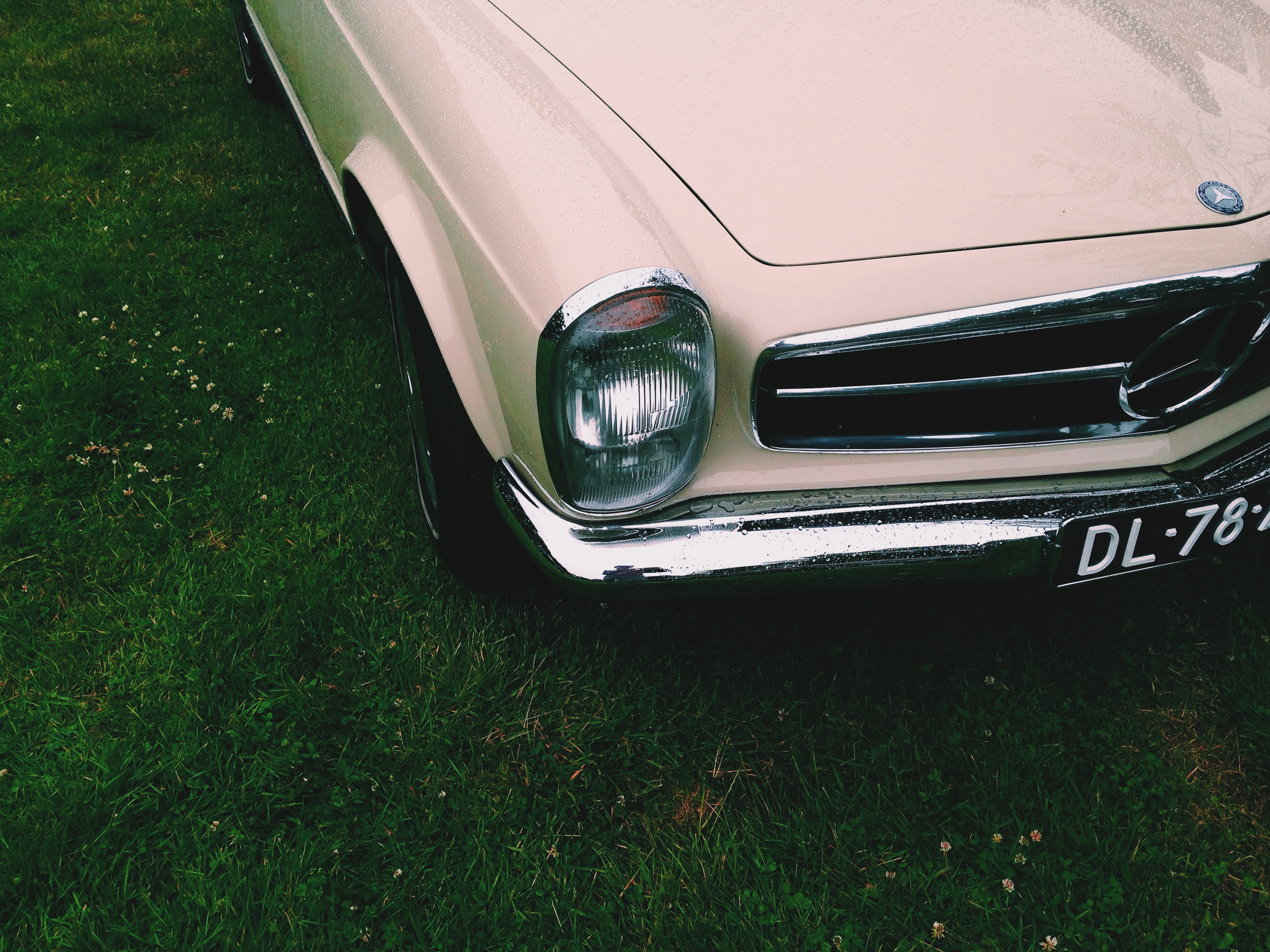 桌面上的壁纸草地 轻 汽车