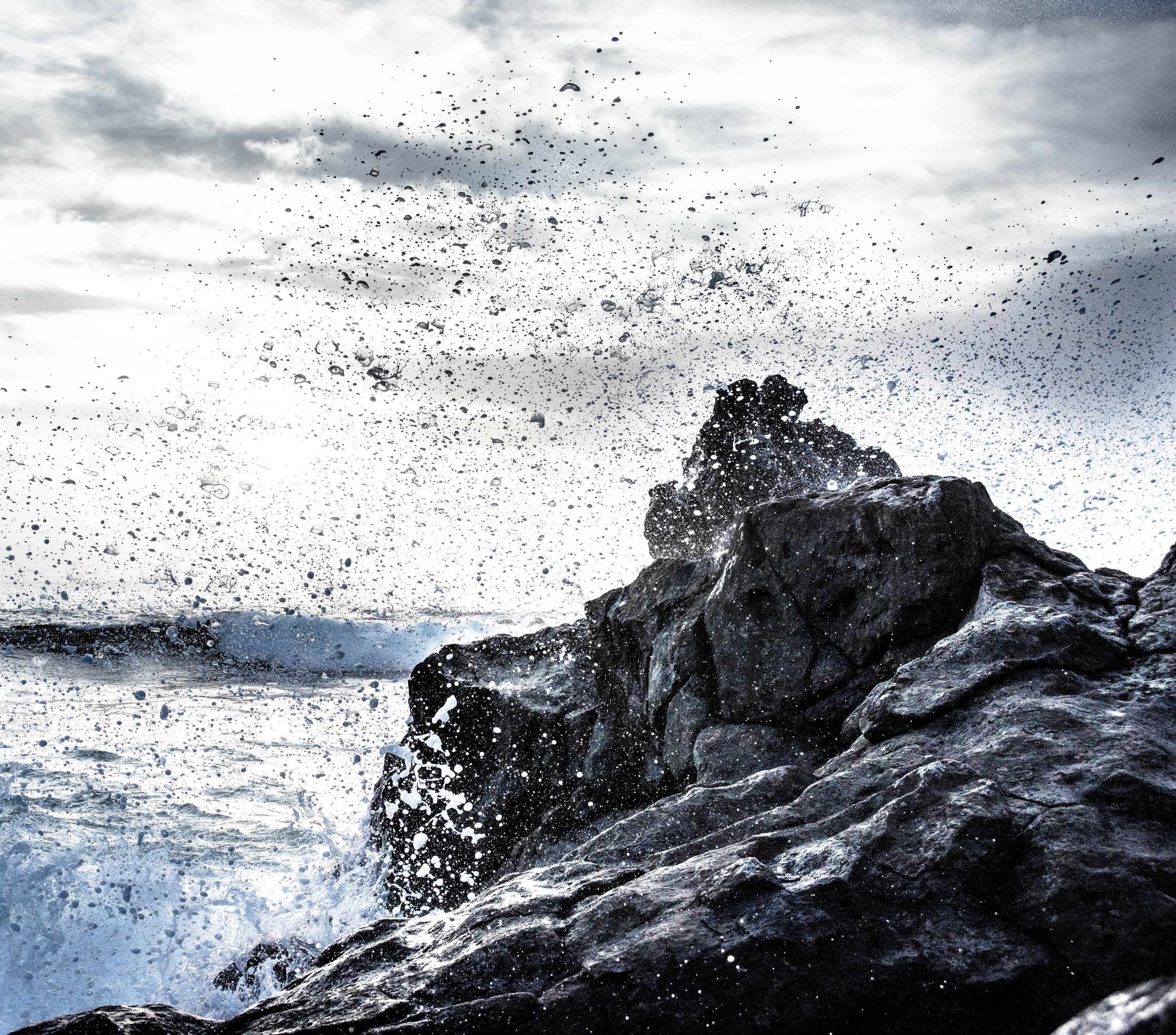 Free photo Droplets from the sea beating against the rocks.