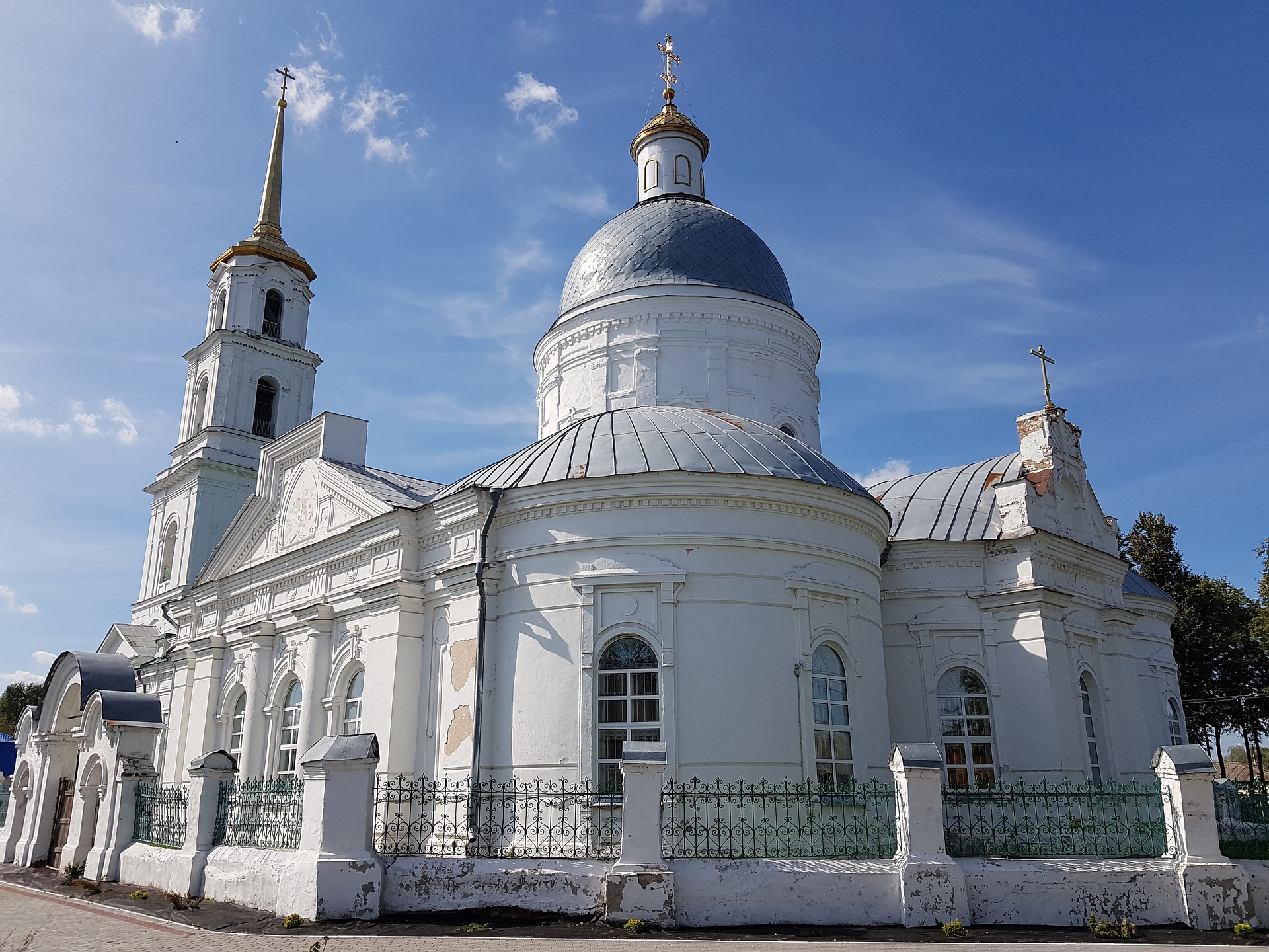 Free photo Church building with fence