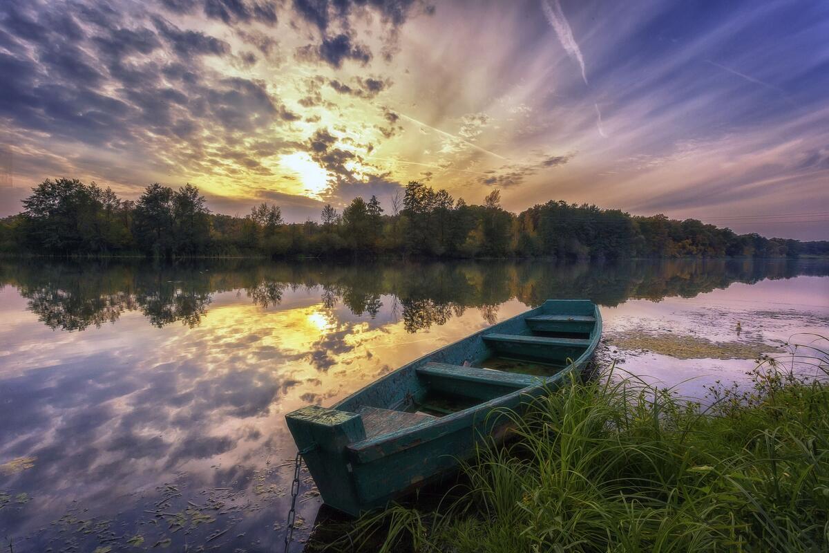 Лодка на реке фото Лодка на реке фото