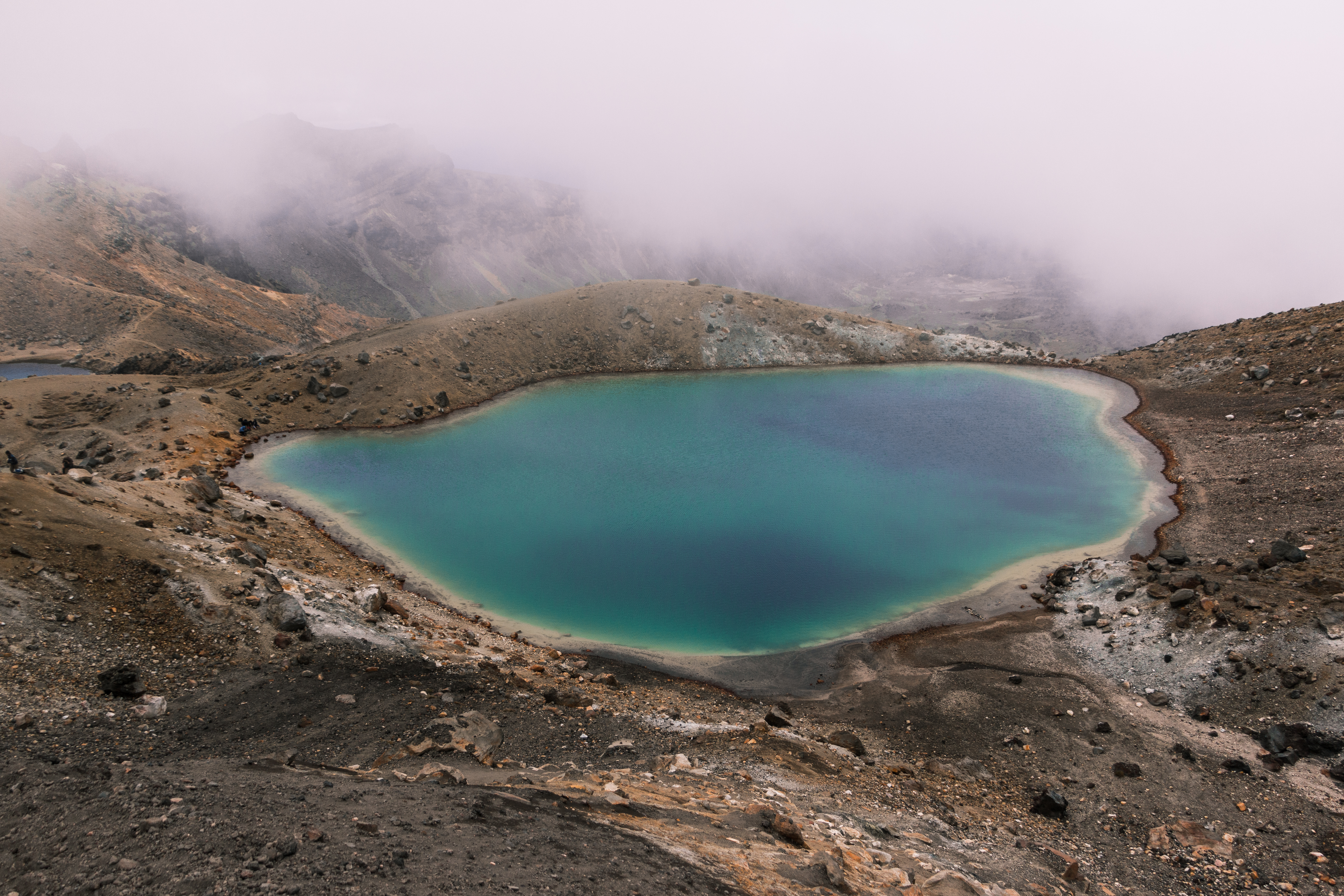 Free photo A lake in the mountains on a cloudy day