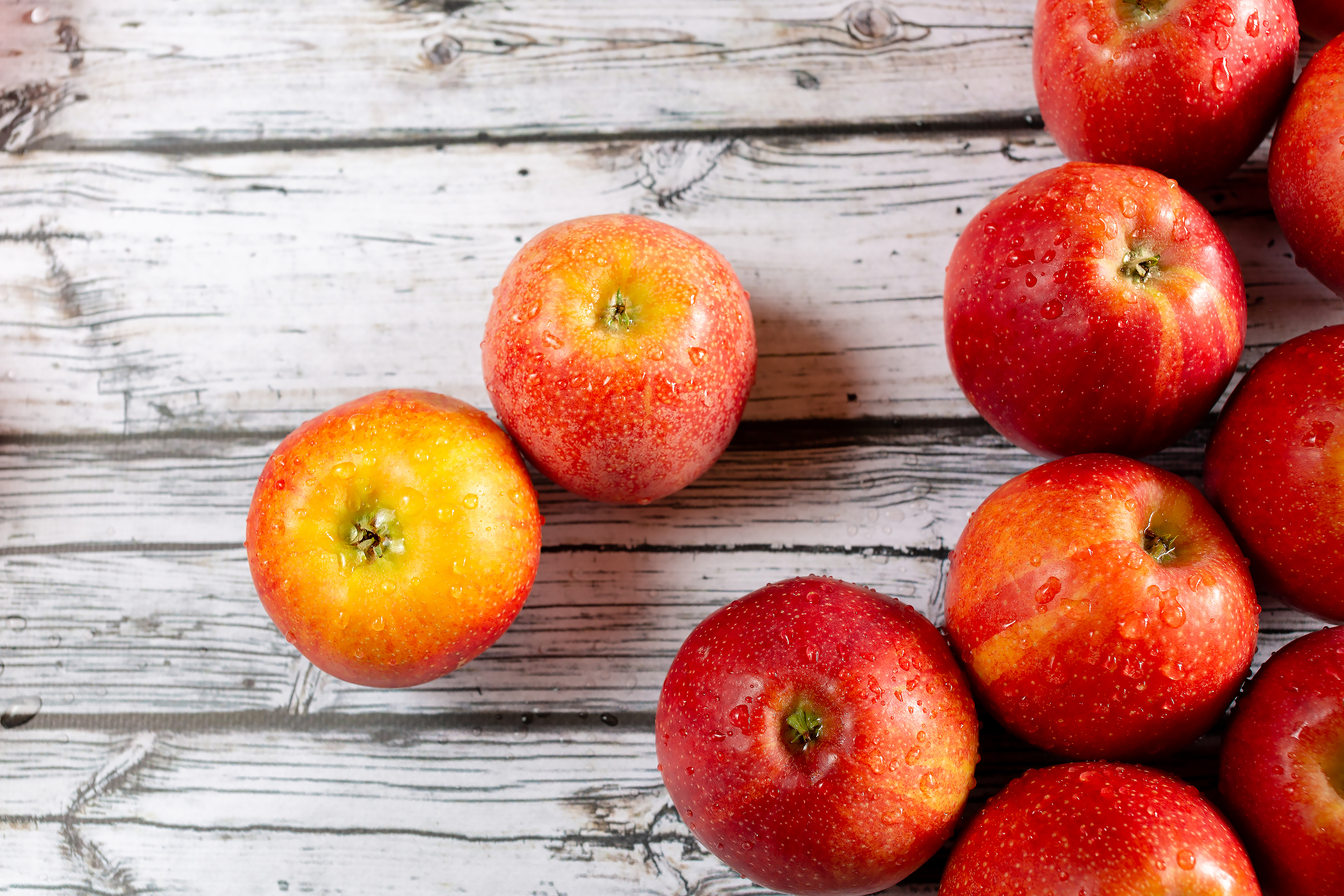 Красные яблоки на деревянном фоне
