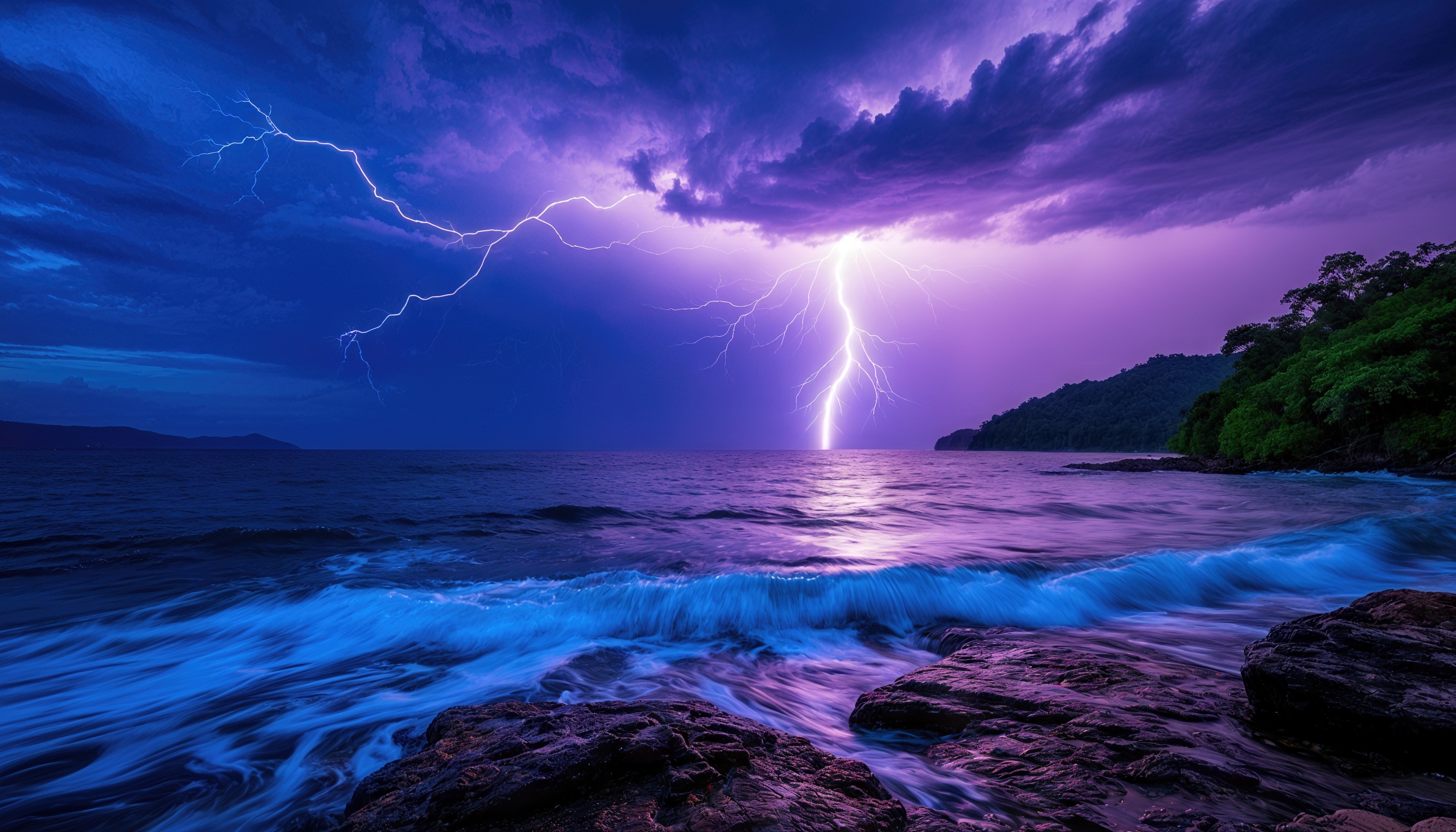 Бесплатное фото Живописный морской пейзаж в момент грозы, и спокойного моря с небольшими волнами.