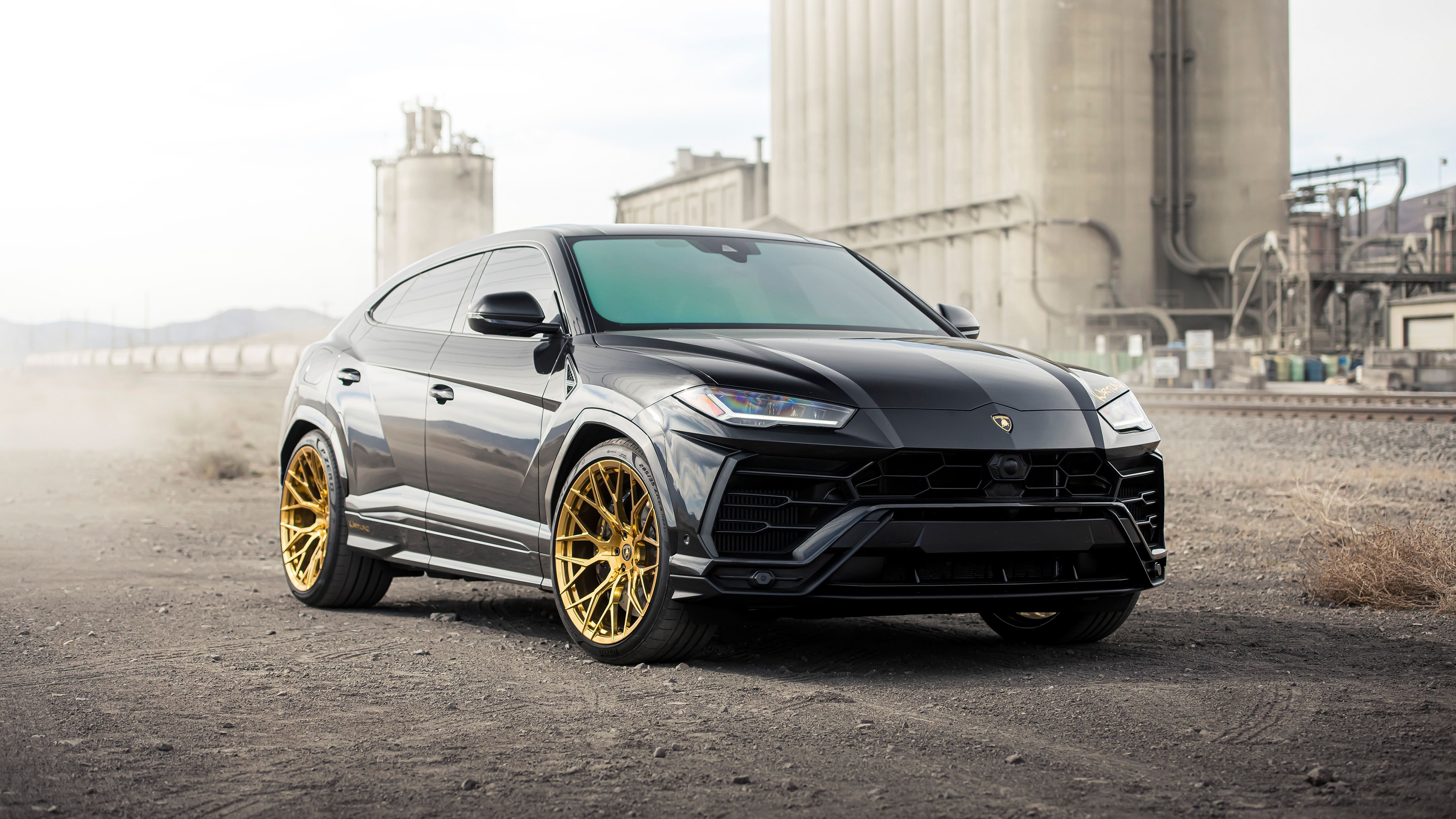 Бесплатное фото Черный Lamborghini Urus на золотых дисках