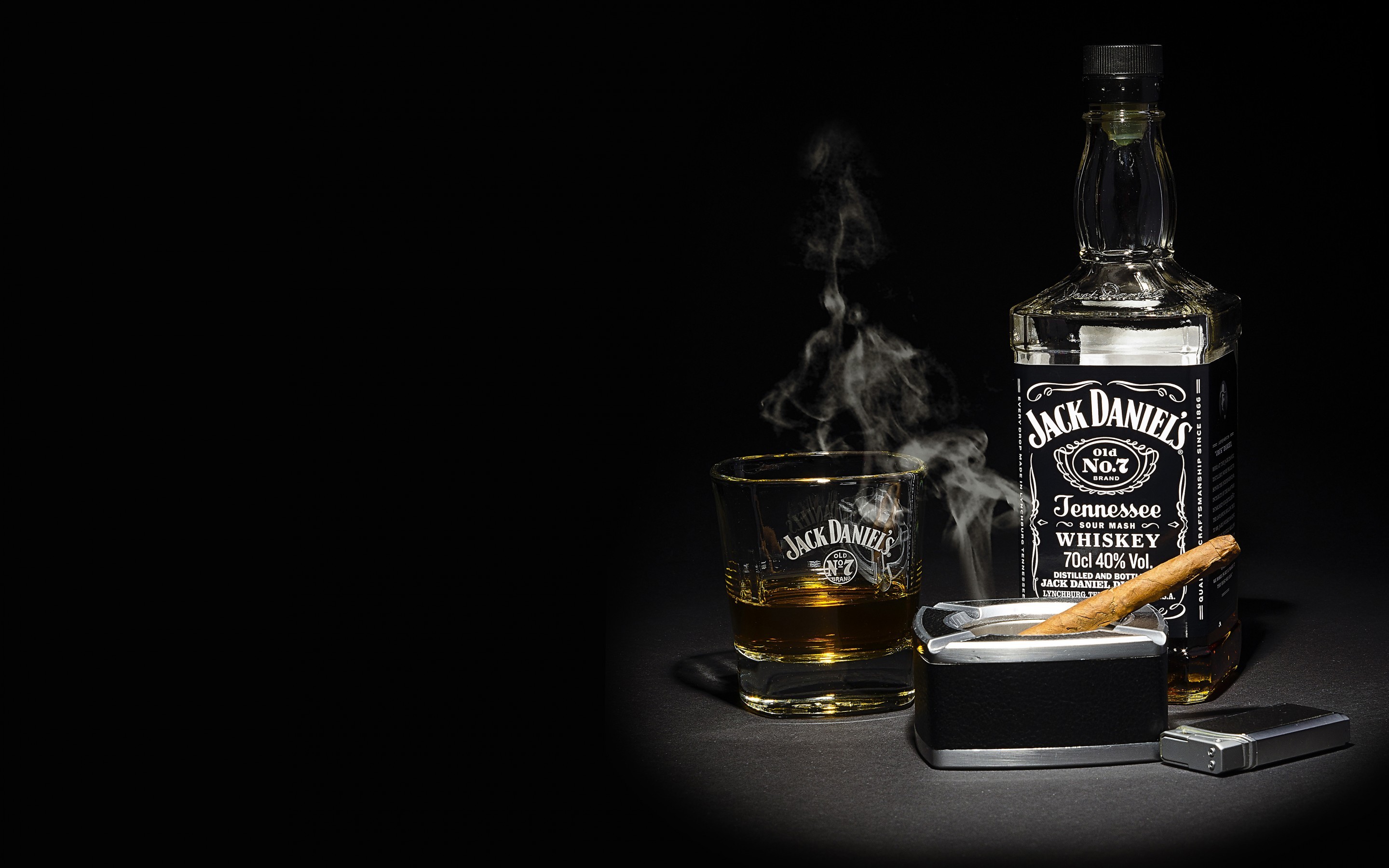 Free photo Jack Daniel`s Alcoholic Beverage on a Dark Background with a Smoking Cigar