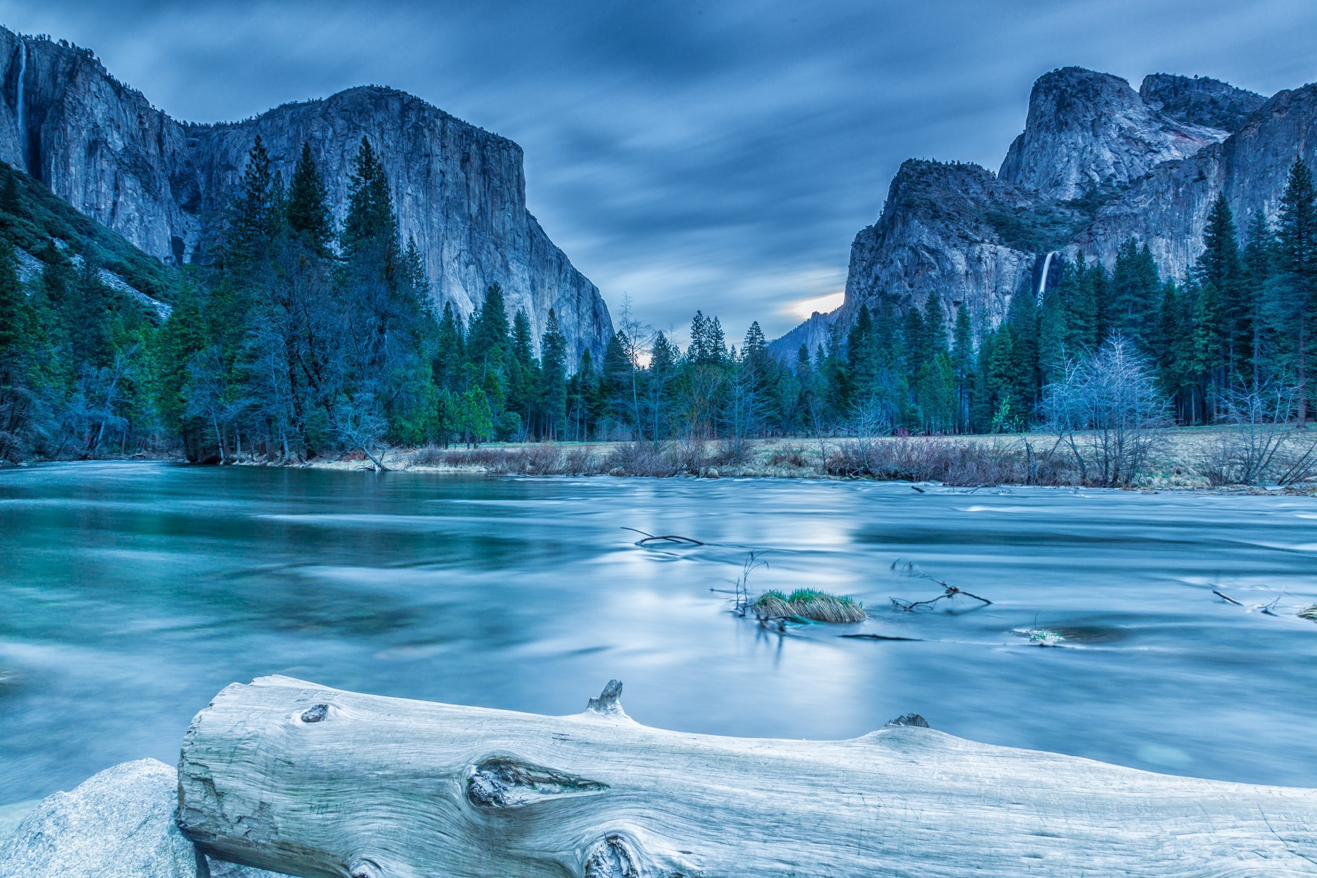 Free photo A frozen lake