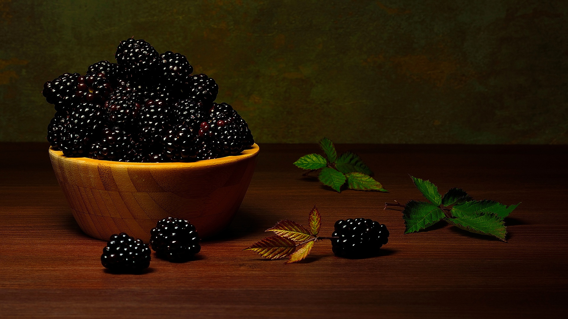 桌上的黑莓静物