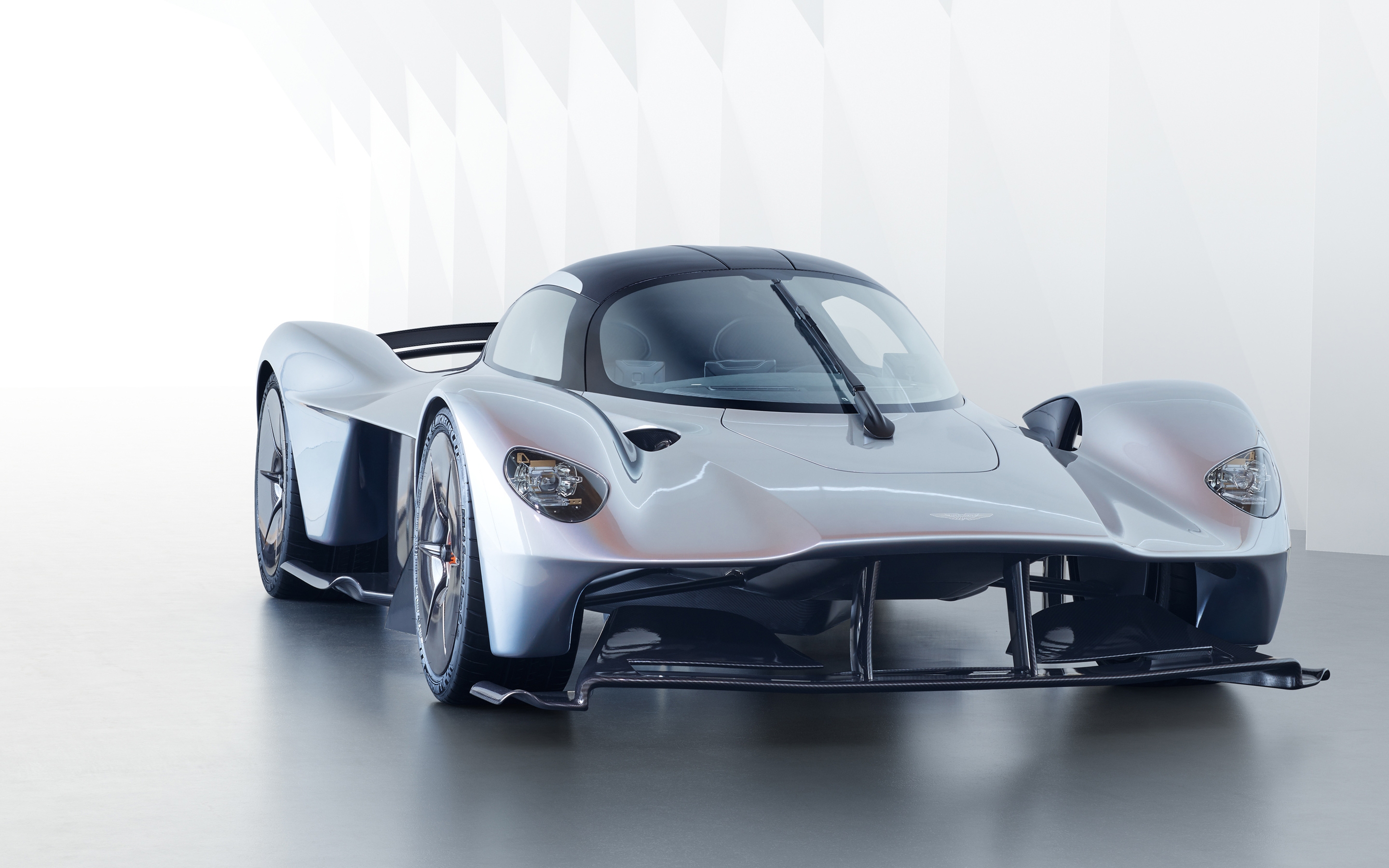 Бесплатное фото Серебристый Aston Martin Valkyrie 2018 года