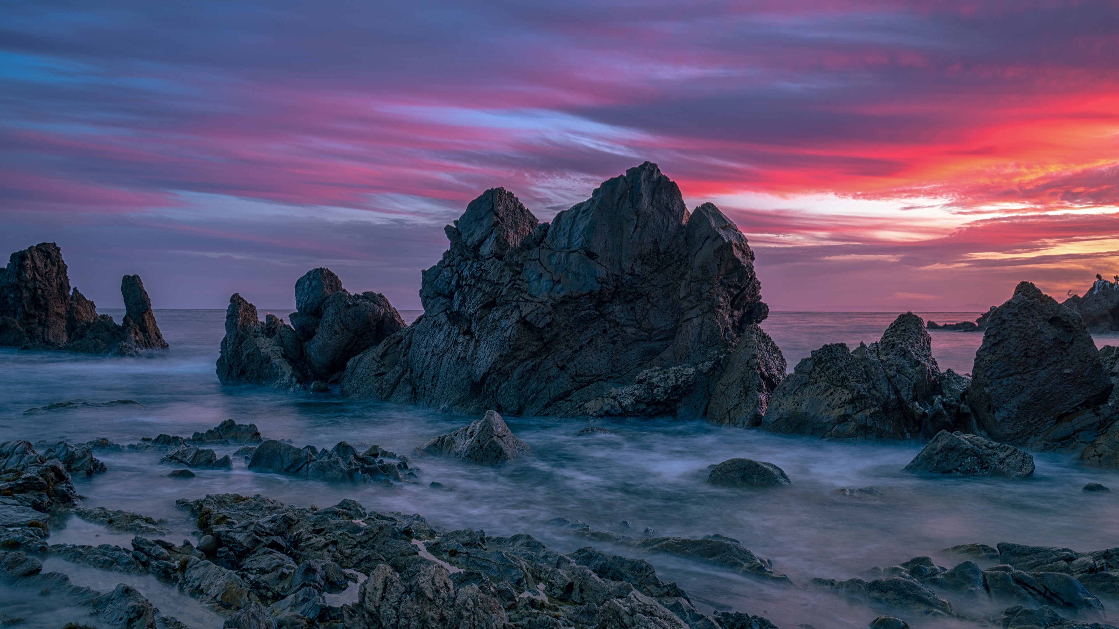 免费照片夕阳下水中的岩石