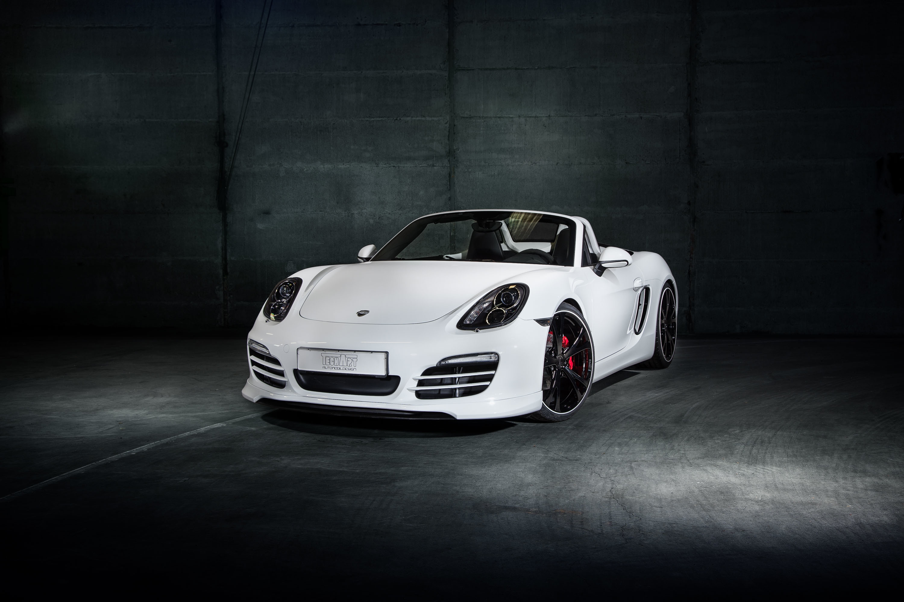 Free photo White porsche boxster with black rims