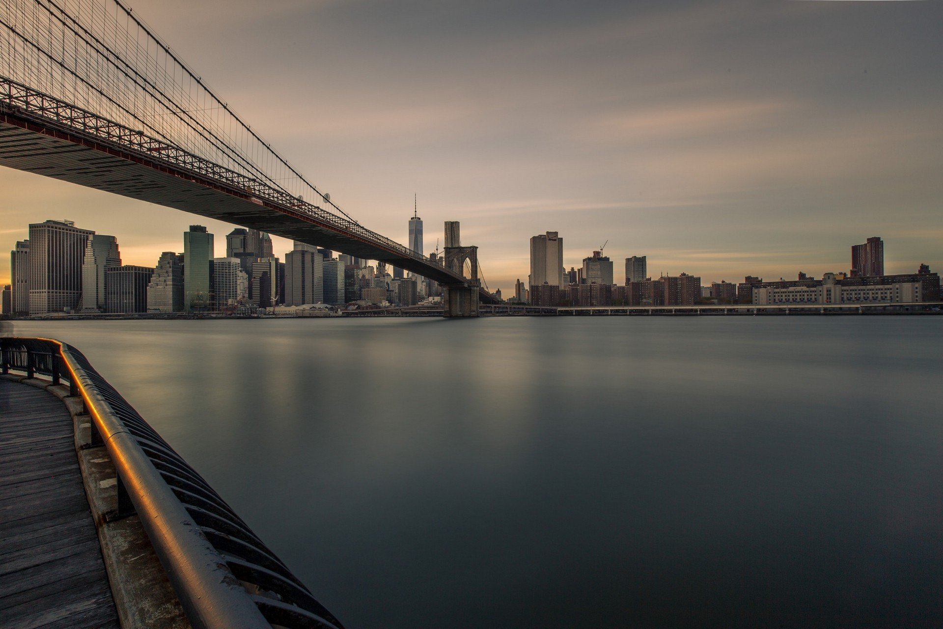 Free photo The Brooklyn Bridge in overcast weather.