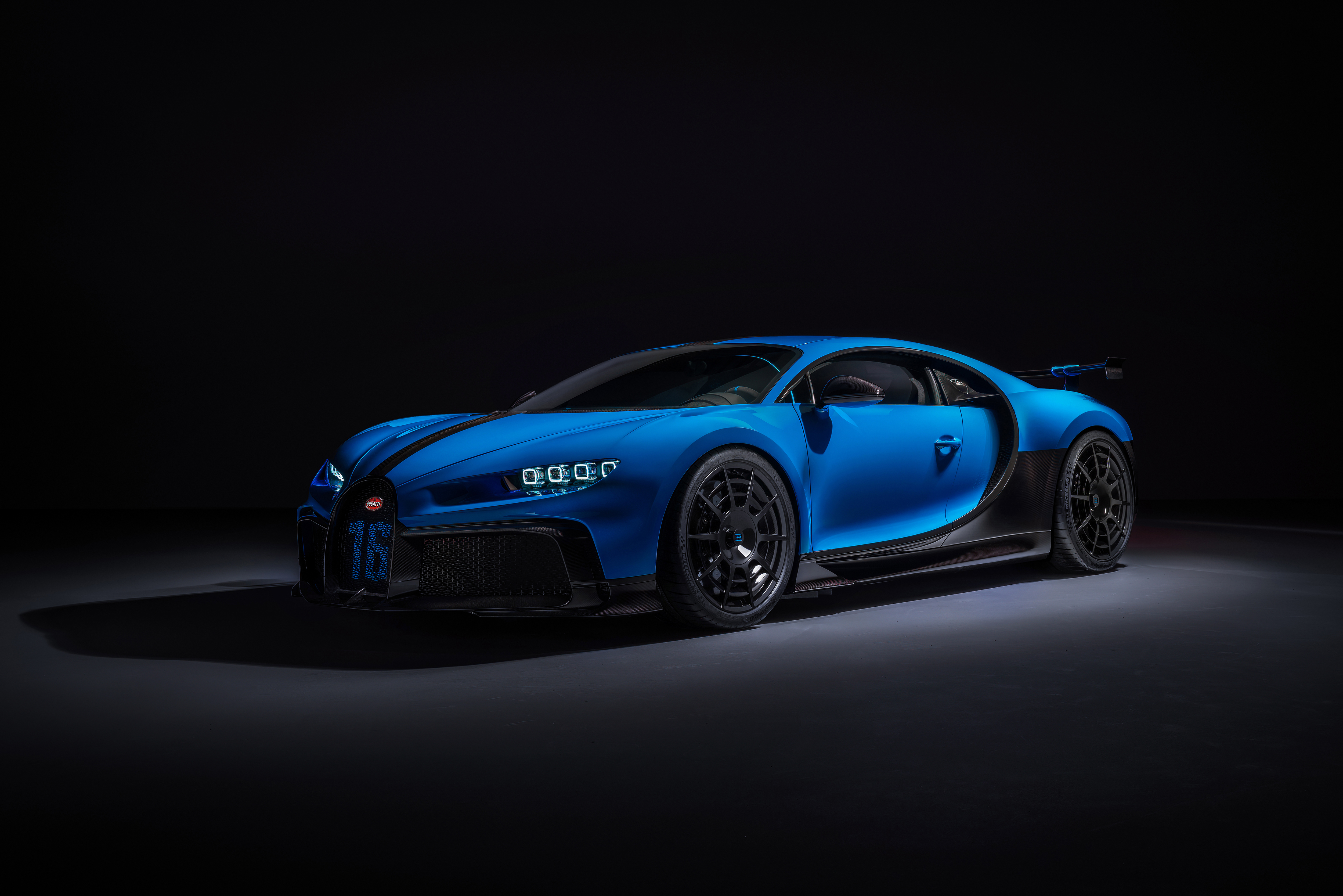 免费照片深色背景上的蓝色2020年越野车Chiron pur sport