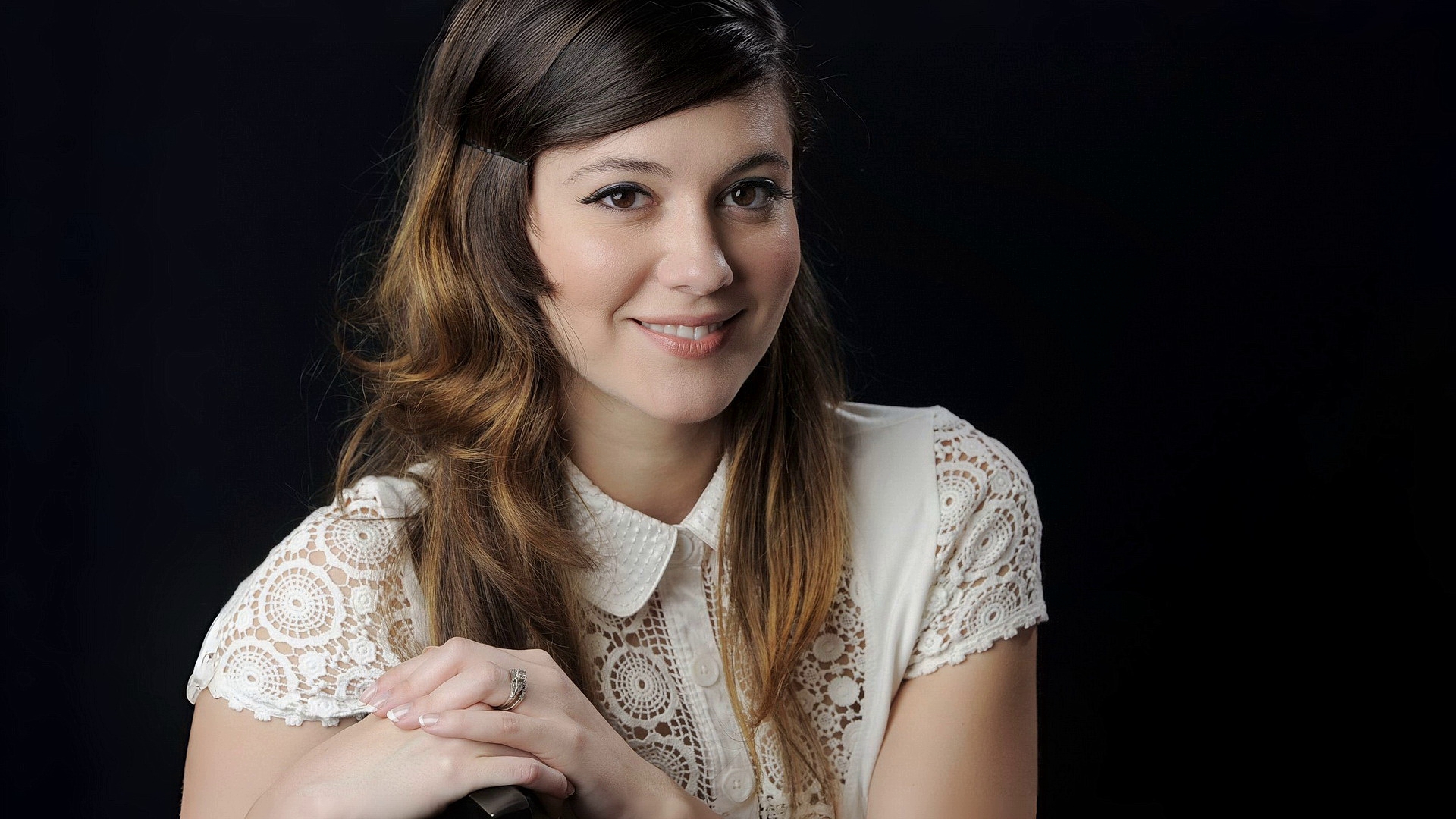 Портрет актрисы Мэри Элизабет Уинстэд на черном фоне