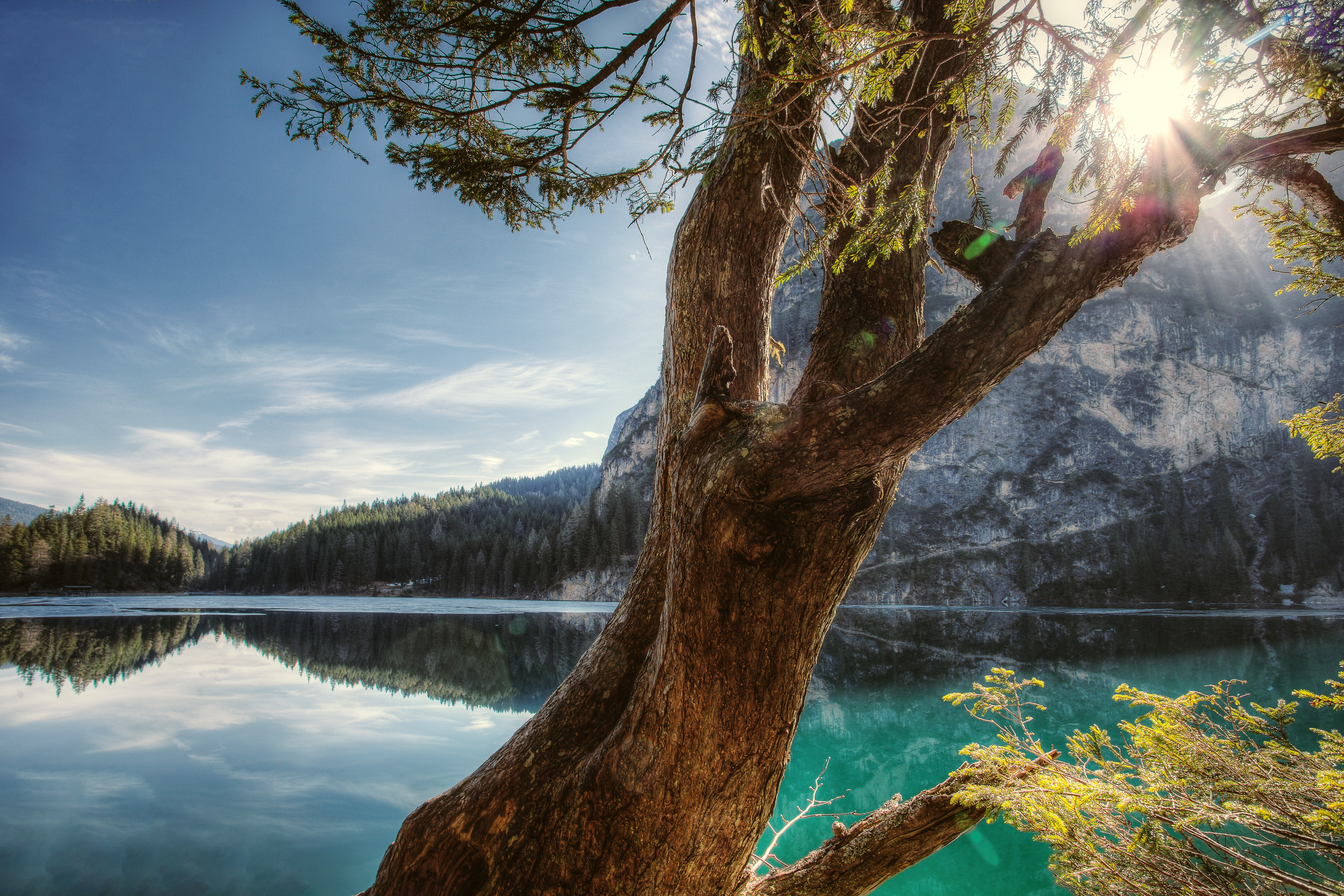 免费照片阳光洒在山间的湖面上