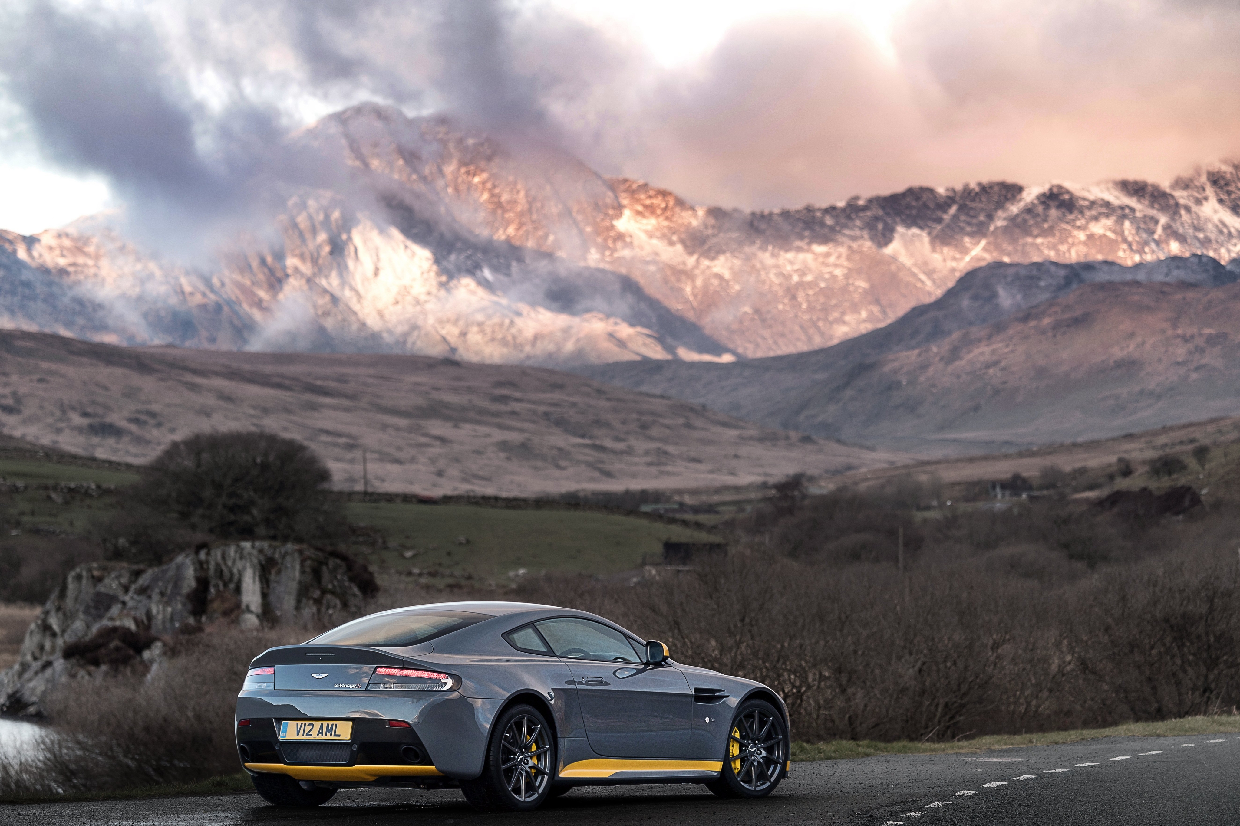 Free photo Aston Martin V12 Vantage S gray parked by the road