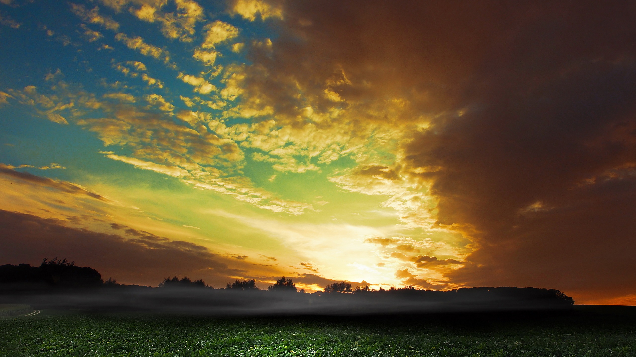 Free photo Sunlight can be seen through the thick clouds