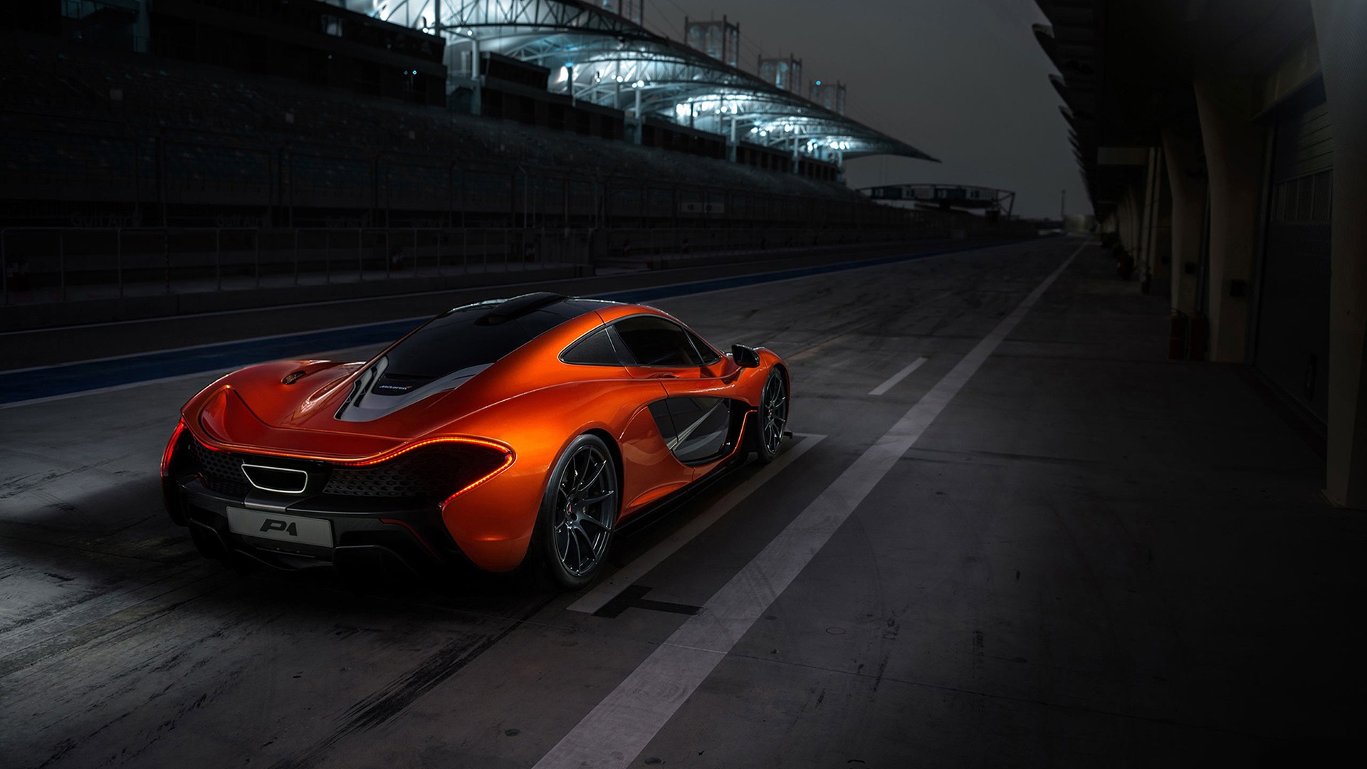 Бесплатное фото Оранжевый mclaren automotive вид сзади