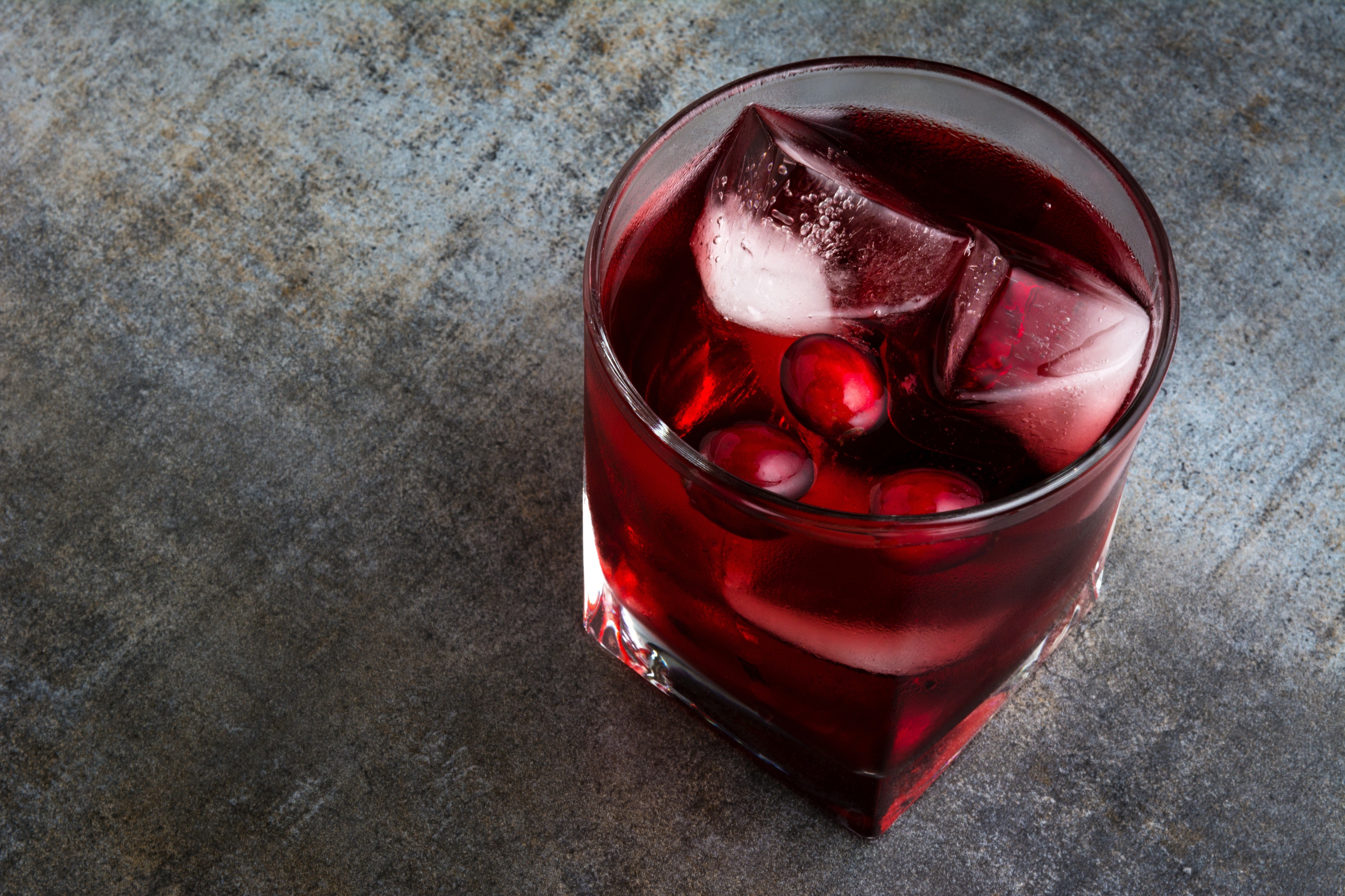 Бесплатное фото Вишневый алкогольный коктейль со льдом