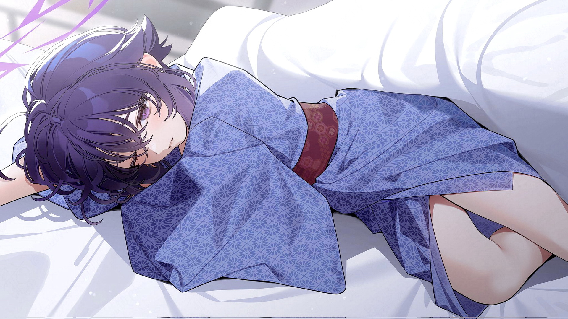 穿着和服的女孩躺在床上的图画