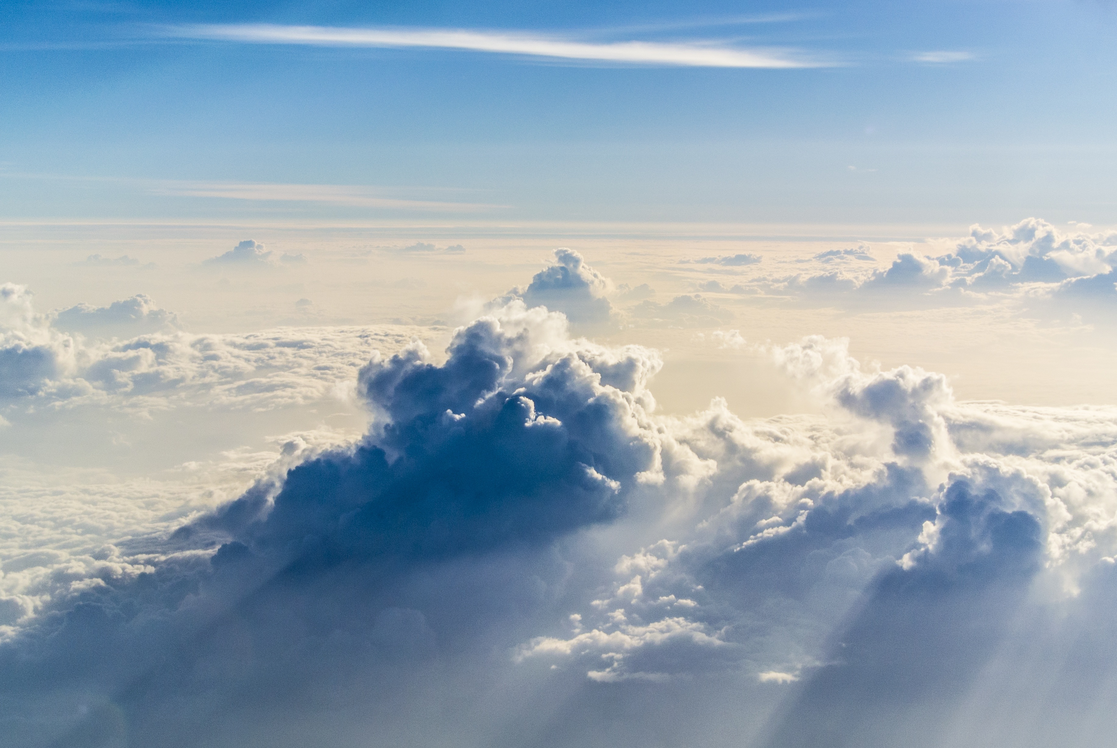 Free photo A beautiful landscape above the clouds