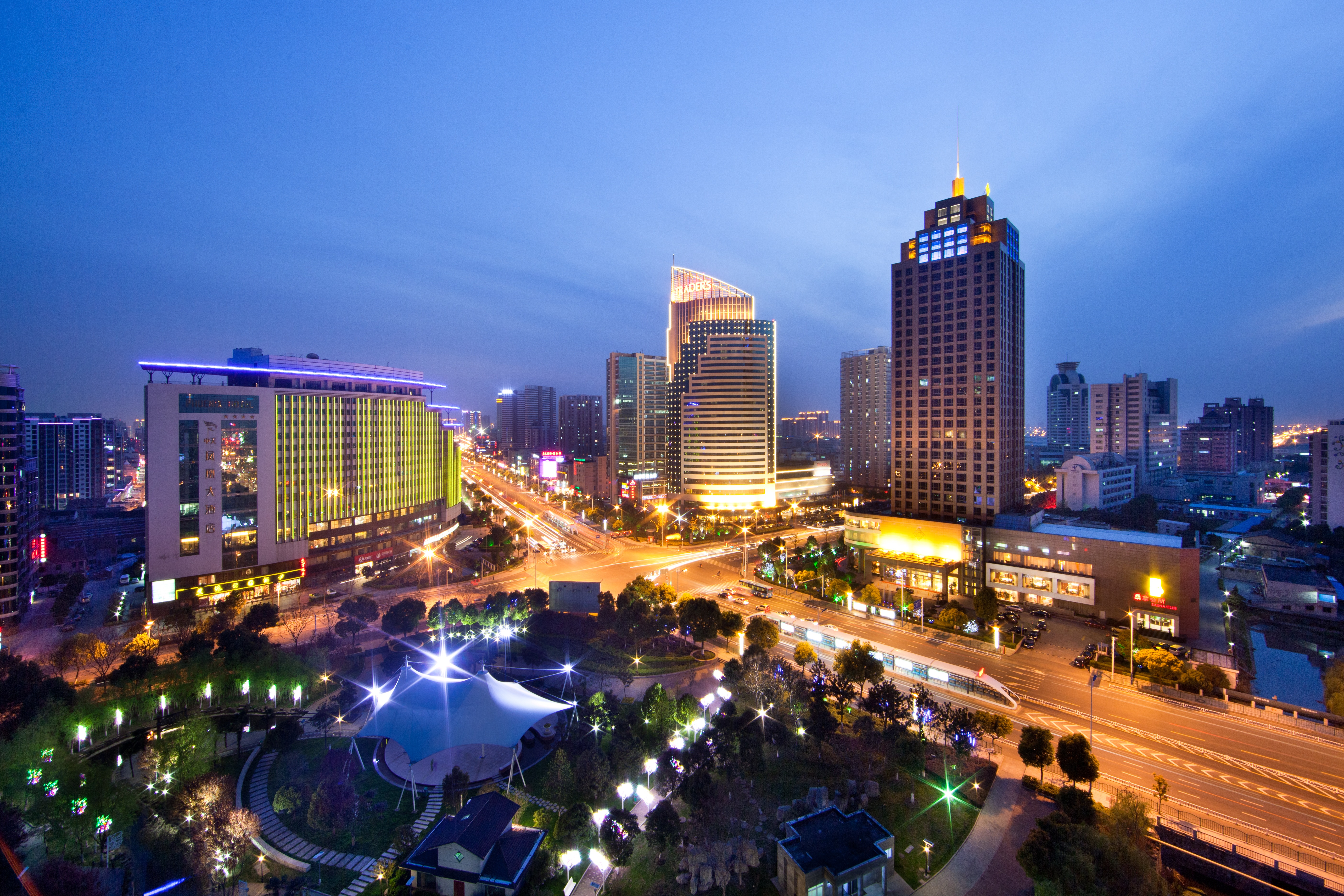 Free photo A nighttime metropolis with lighted streets and a road